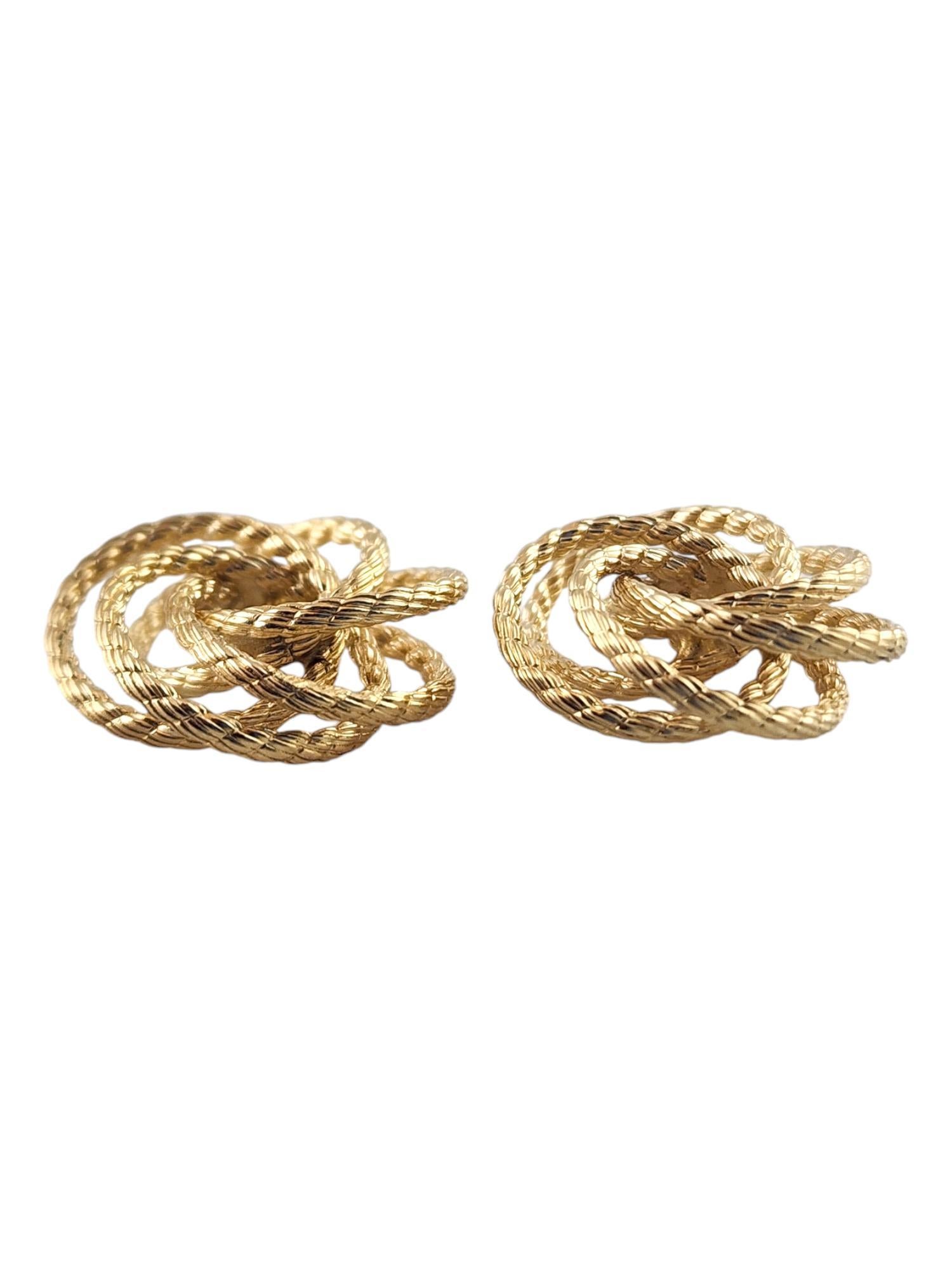 14 Karat Yellow Gold Spiral Circle Earring Jackets

These beautiful earring jackets were crafted from 14K yellow gold in a gorgeous, spiraled circle pattern!

Size: 20.4mm X 19.9mm X 7.0mm

Weight: 3.68 g/ 2.37 dwt

Tested 14K

*Studs in picture not