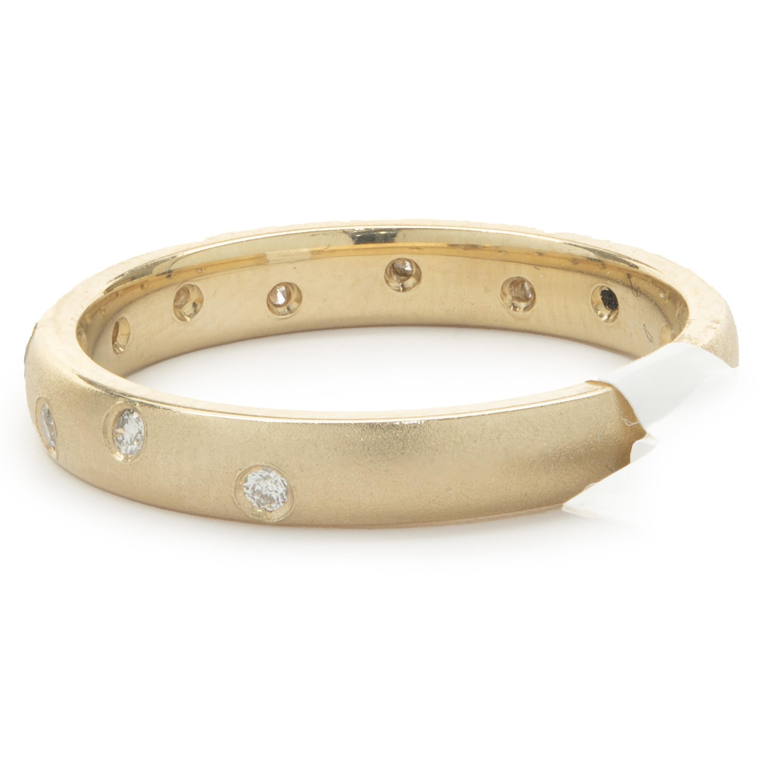Designer: Benutzerdefiniert
MATERIAL: 14K Gelbgold
Diamant: 11 runder Brillantschliff = 0,11cttw
Farbe: H
Klarheit: SI1
Gewicht: 3,12 Gramm