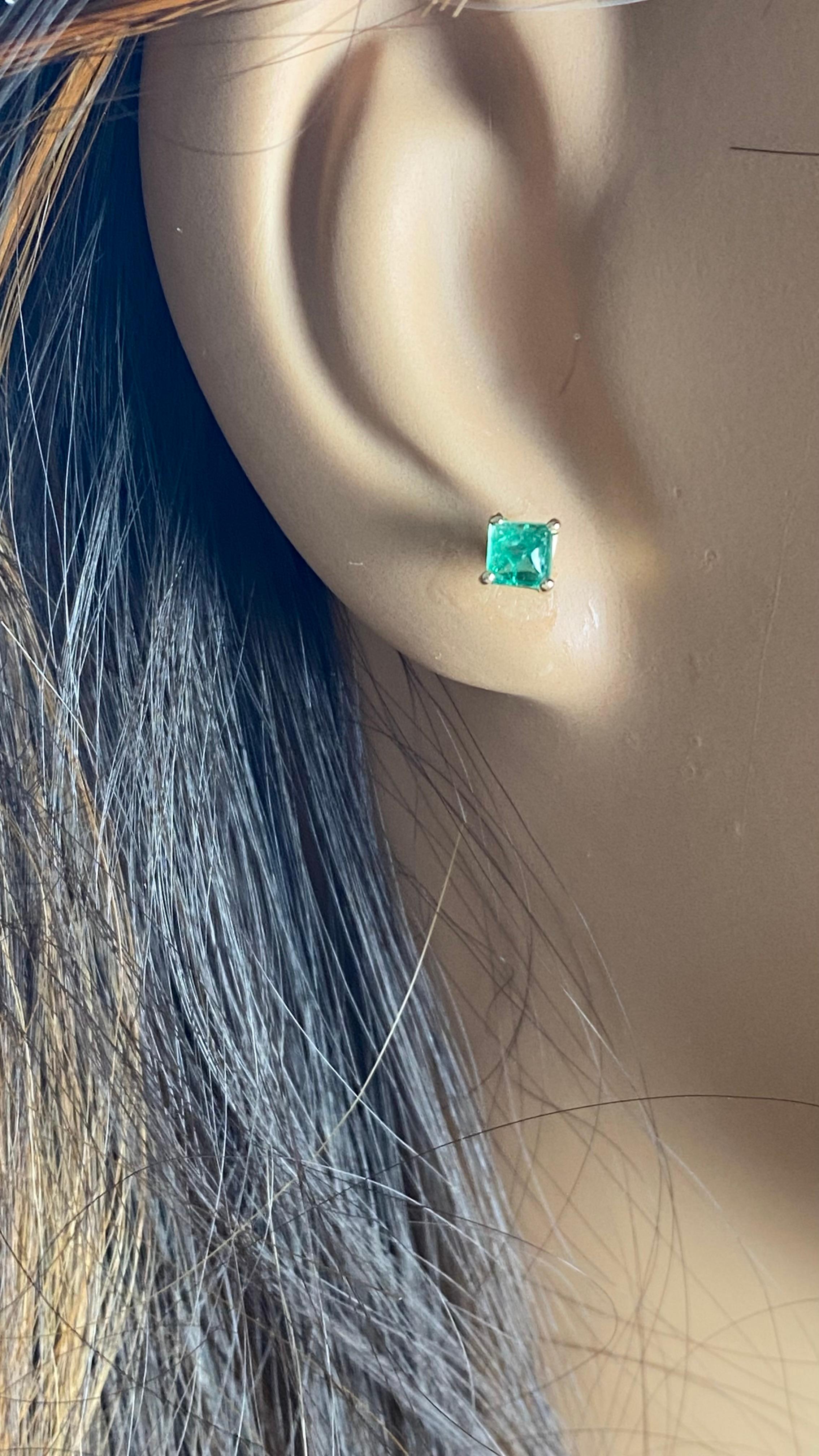 Contemporain Boucles d'oreilles en or jaune 14 carats Emeraude Cabochon Carré 0.75 Carat 0.20 Inch en vente