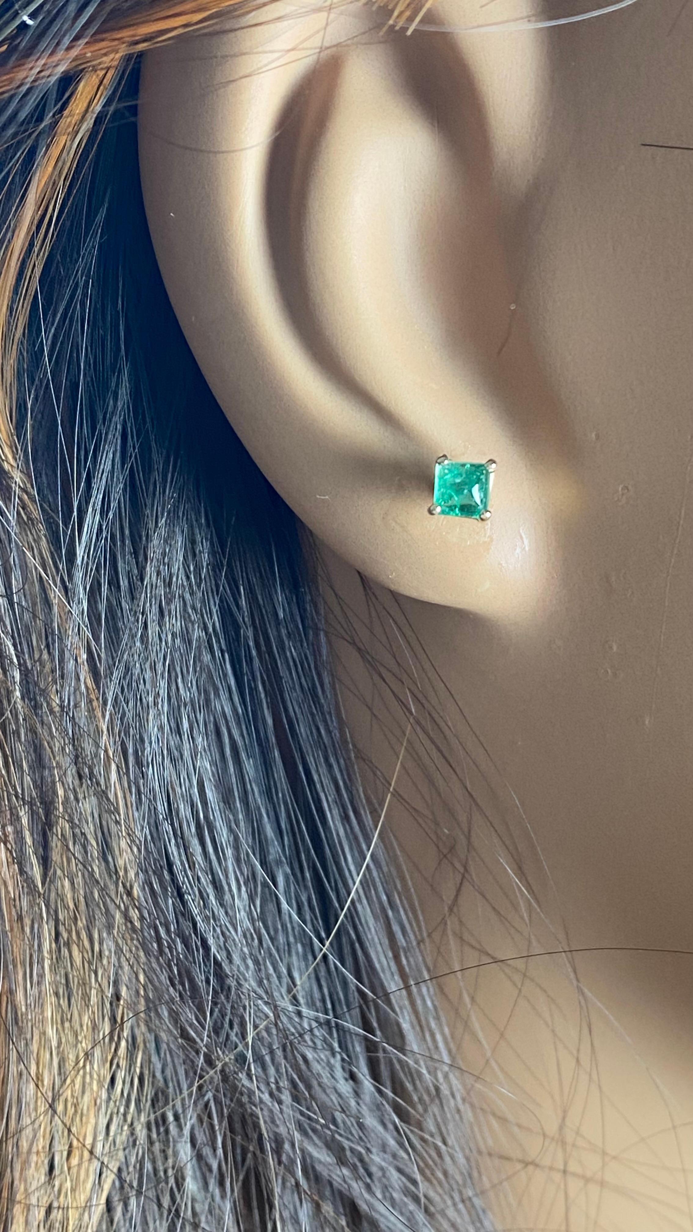 Boucles d'oreilles en or jaune 14 carats Emeraude Cabochon Carré 0.75 Carat 0.20 Inch Unisexe en vente