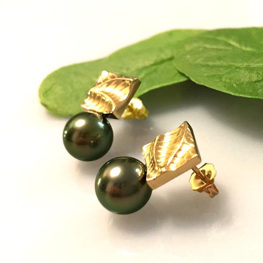 Contemporary 14 Karat Yellow Gold Square Studs with Tahitian Pearl Earrings by K.Mita For Sale