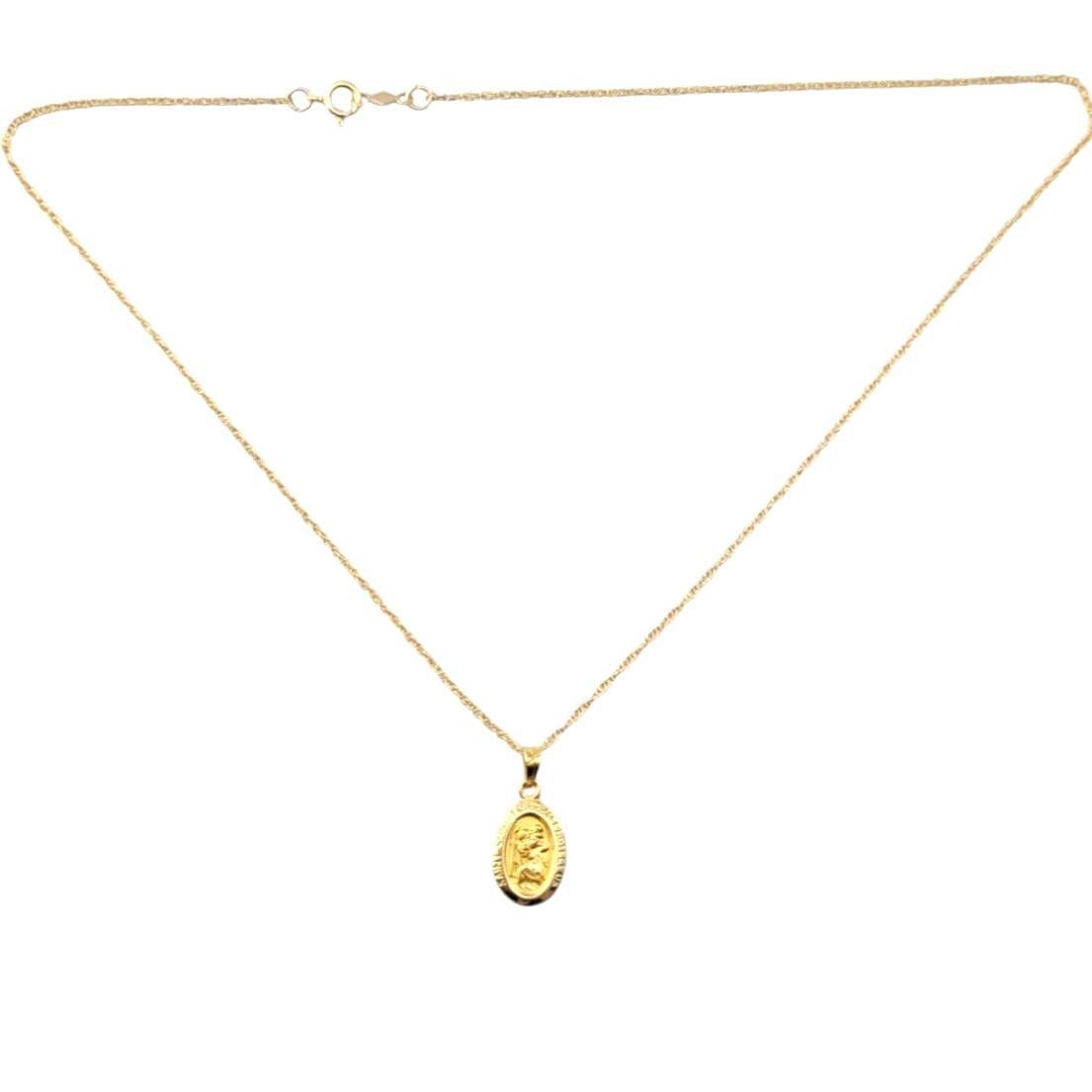 San Cristoforo in oro giallo 14k con catenina.

Questo ciondolo di San Cristoforo con bambino in oro giallo 14K presenta una raffigurazione finemente dettagliata del santo patrono dei viaggiatori, simbolo di protezione e di viaggi sicuri. Abbinato a