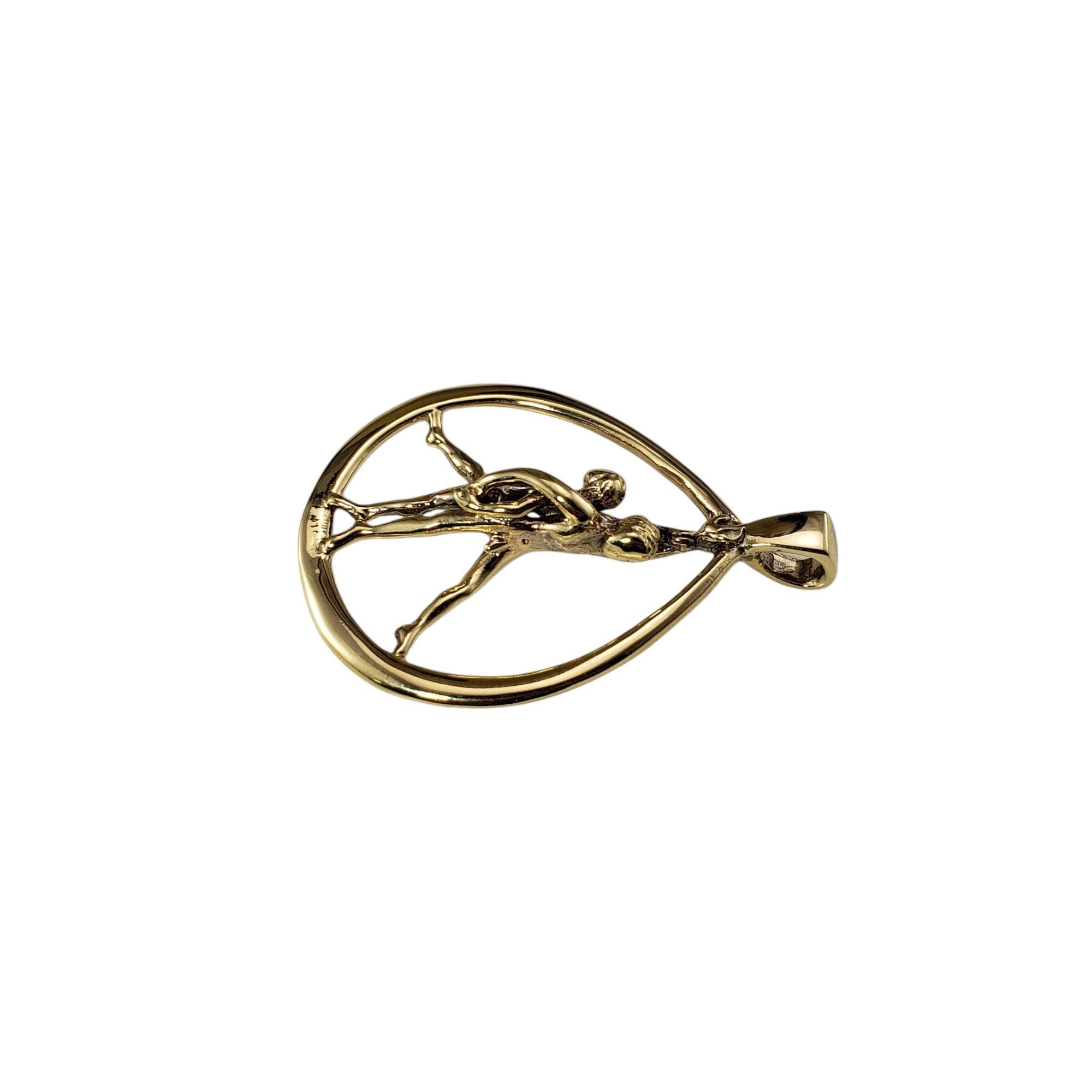 Pendentif Stand For Peace en or jaune 14 carats

Ce pendentif significatif représente deux personnages qui se tiennent dos à dos, les mains levées, pour symboliser que la paix est possible. Méticuleusement réalisé en or jaune 14 carats.

Taille : 40