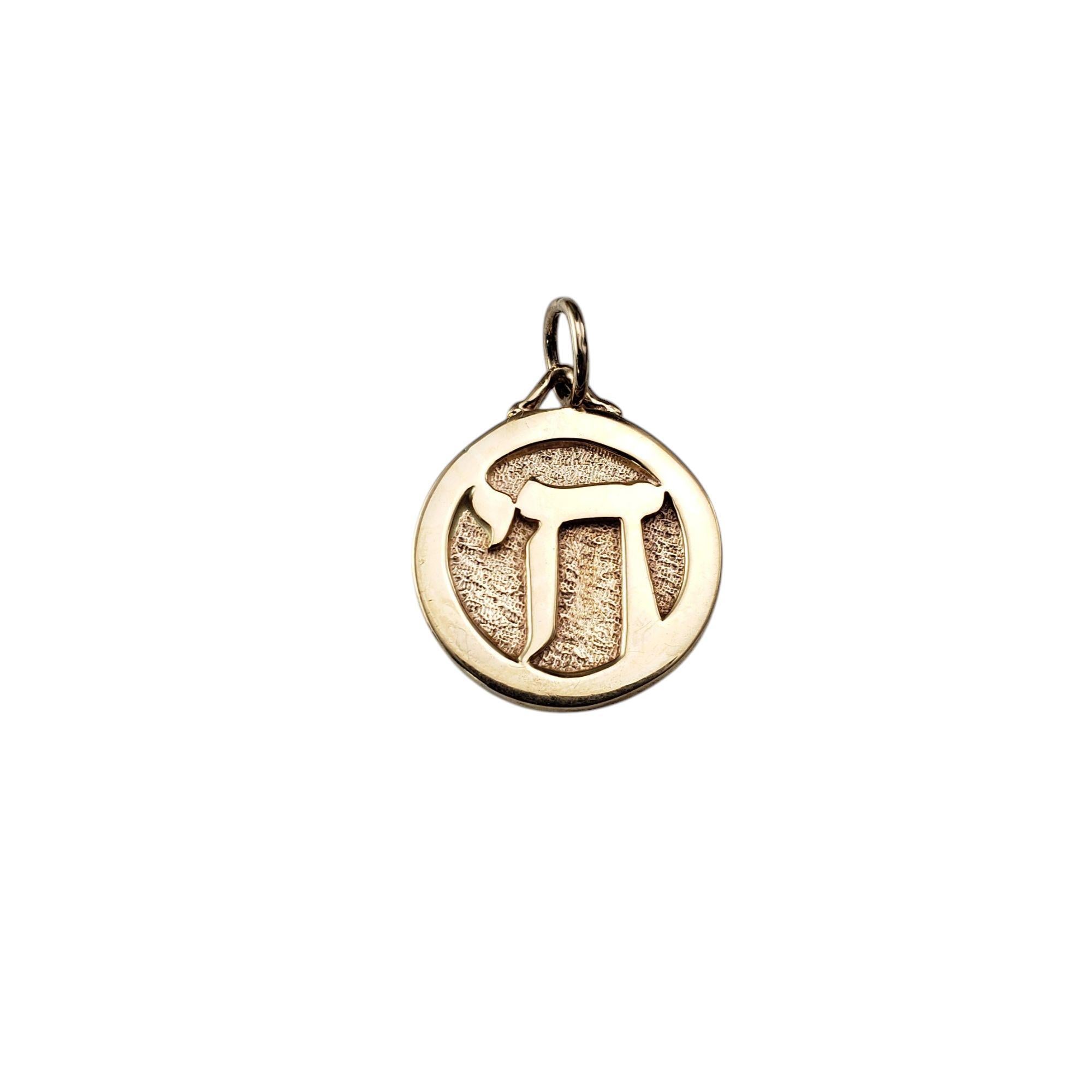 Pendentif Chai en or jaune 14K avec étoile de David

Ce pendentif en or jaune 14 carats combine deux symboles importants du judaïsme, l'étoile de David et le symbole Chai.

Taille : 22 mm x 18 mm

Poids : 3.6 dwt./5.6 gr.

Or testé 14K.

*Chaîne non