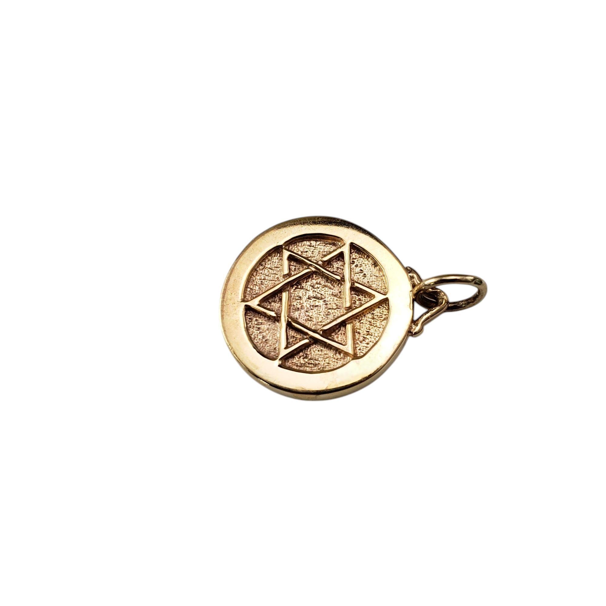 Pendentif étoile de David Chai en or jaune 14 carats #20917 Bon état - En vente à Washington Depot, CT
