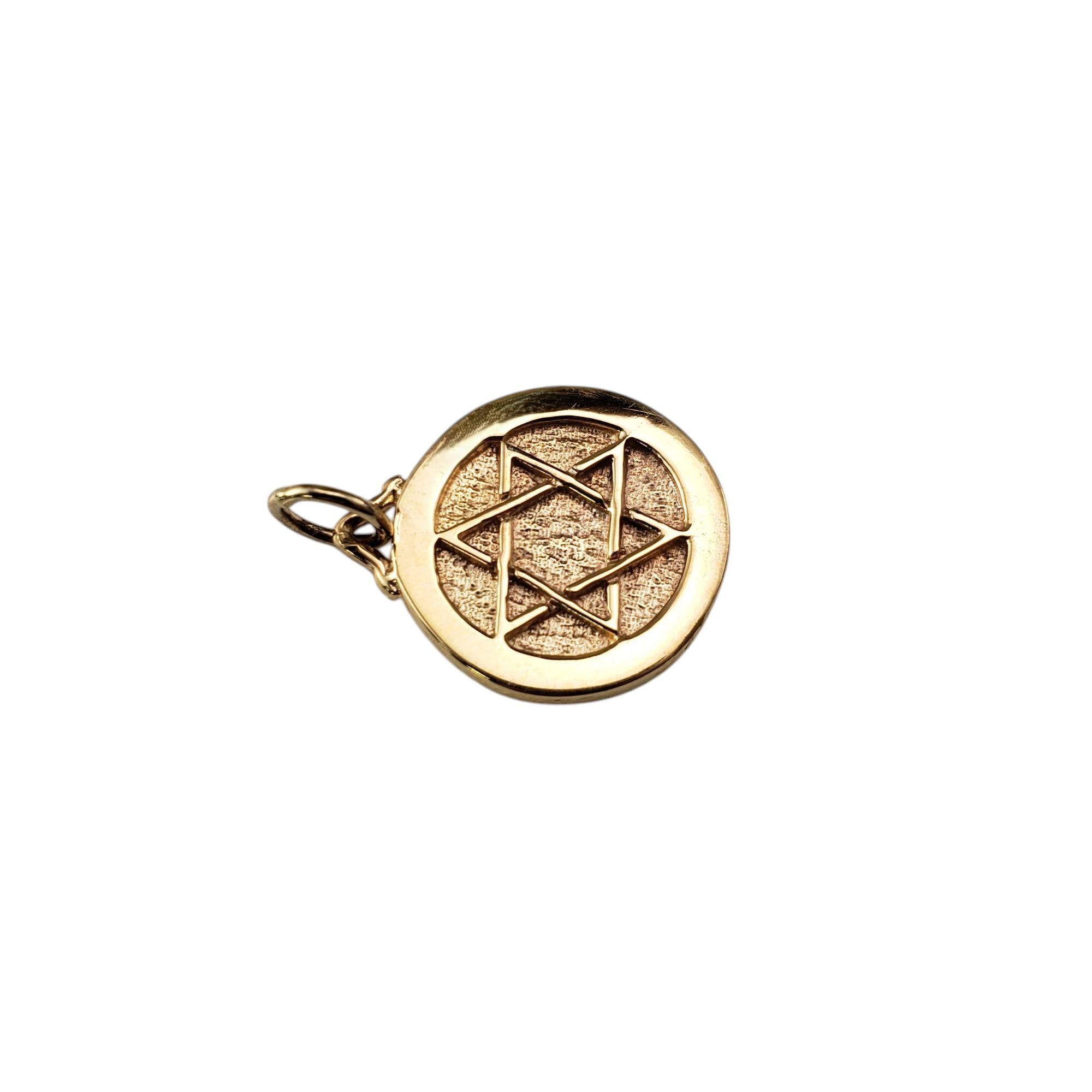 Pendentif étoile de David Chai en or jaune 14 carats #20917 Pour femmes en vente