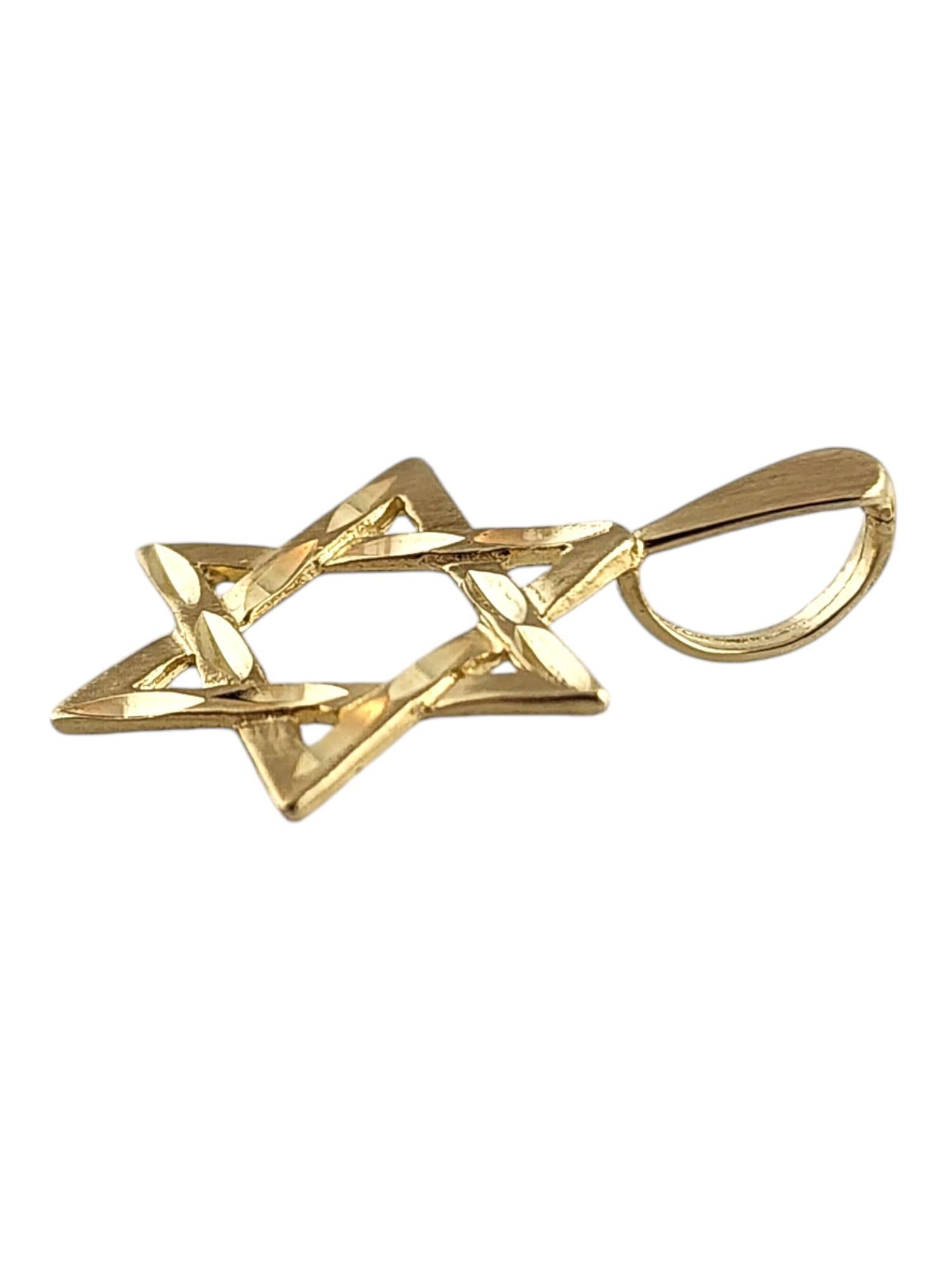 Pendentif étoile de David en or jaune 14 carats

Ce superbe pendentif en forme d'étoile de David serait du plus bel effet sur une chaîne en or jaune assortie !

Taille : 23.11mm X 16.94mm X 0.82mm

Poids : 0,9 g/ 0,6 dwt

Poinçon : JMO 14K

Très bon