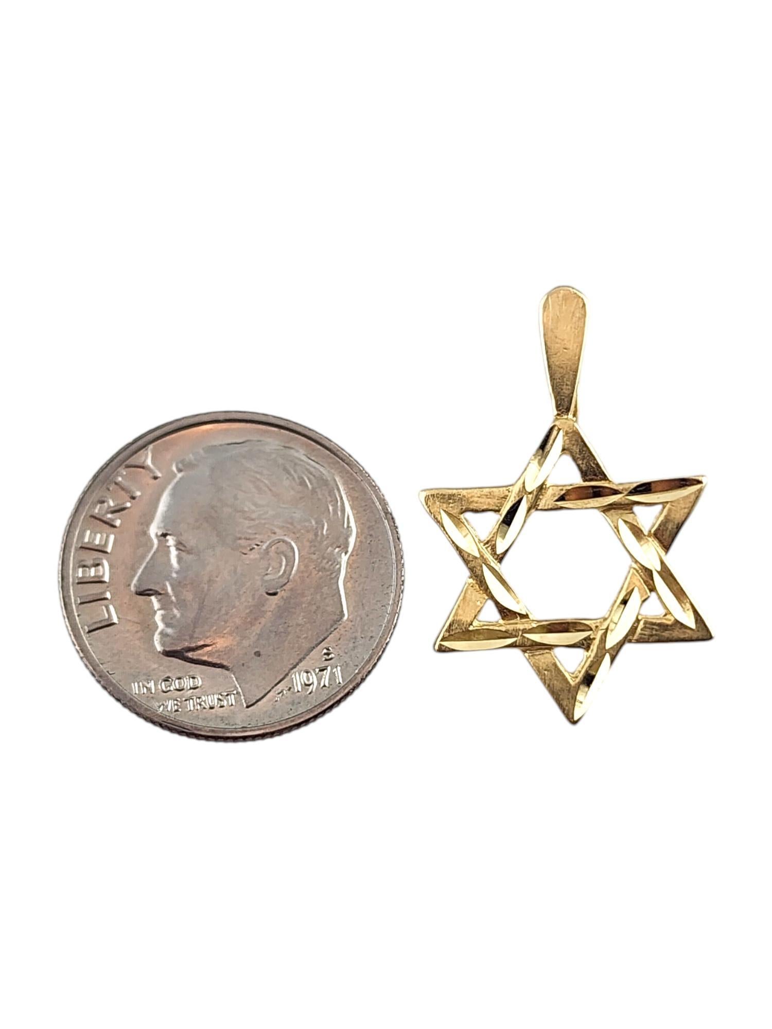 Pendentif Étoile de David en or jaune 14 carats #19315 Pour femmes en vente
