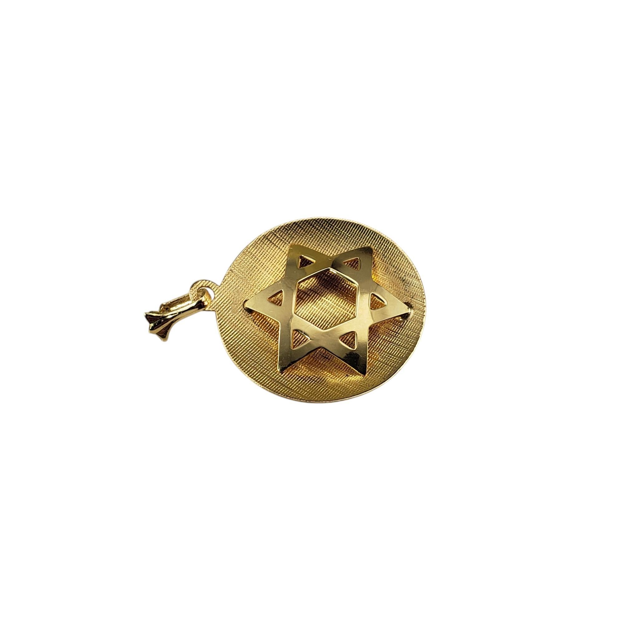 Ciondolo a forma di stella di David in oro giallo 14K.

La Stella di David è il simbolo universale della fede ebraica. Questo delizioso ciondolo raffigura la Stella di David, realizzata in oro giallo 14 carati e splendidamente