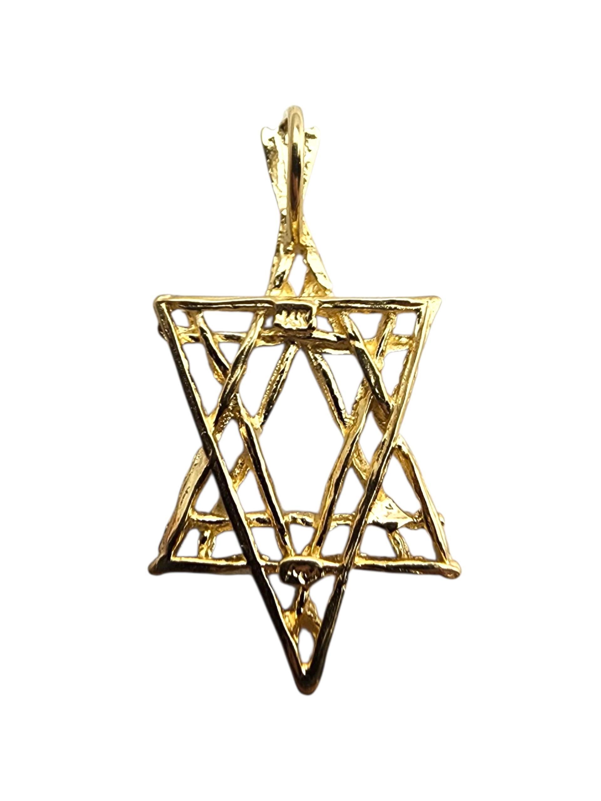 Contemporain Pendentif étoile de David en or jaune 14 carats #23506 en vente