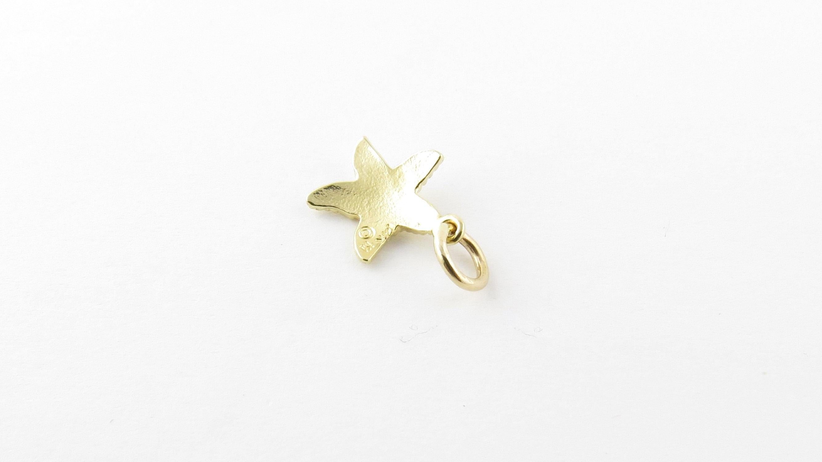 Vintage 14 Karat Yellow Gold Starfish Charm. Bring back those lazy days on the beach! This lovely charm features a miniature starfish meticulously detailed in 14K yellow gold.
Size: 12 mm x 10 mm (actual charm) Weight: 0.2 dwt. / 0.4 gr. Stamped: