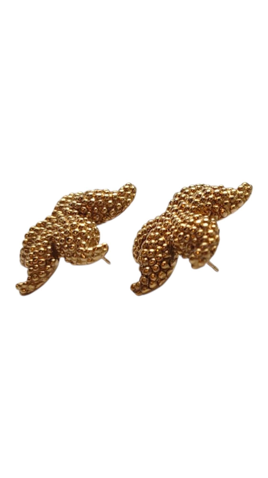 14 Karat Yellow Gold Starfish Earrings

Start the summer with these adorable starfish earrings! This piece features meticulously detailed stud earrings depicting starfish in 14K yellow gold.

Size: 23.8 mm X 25.1 mm X 5 mm

Weight: 4.1 g / 2.6