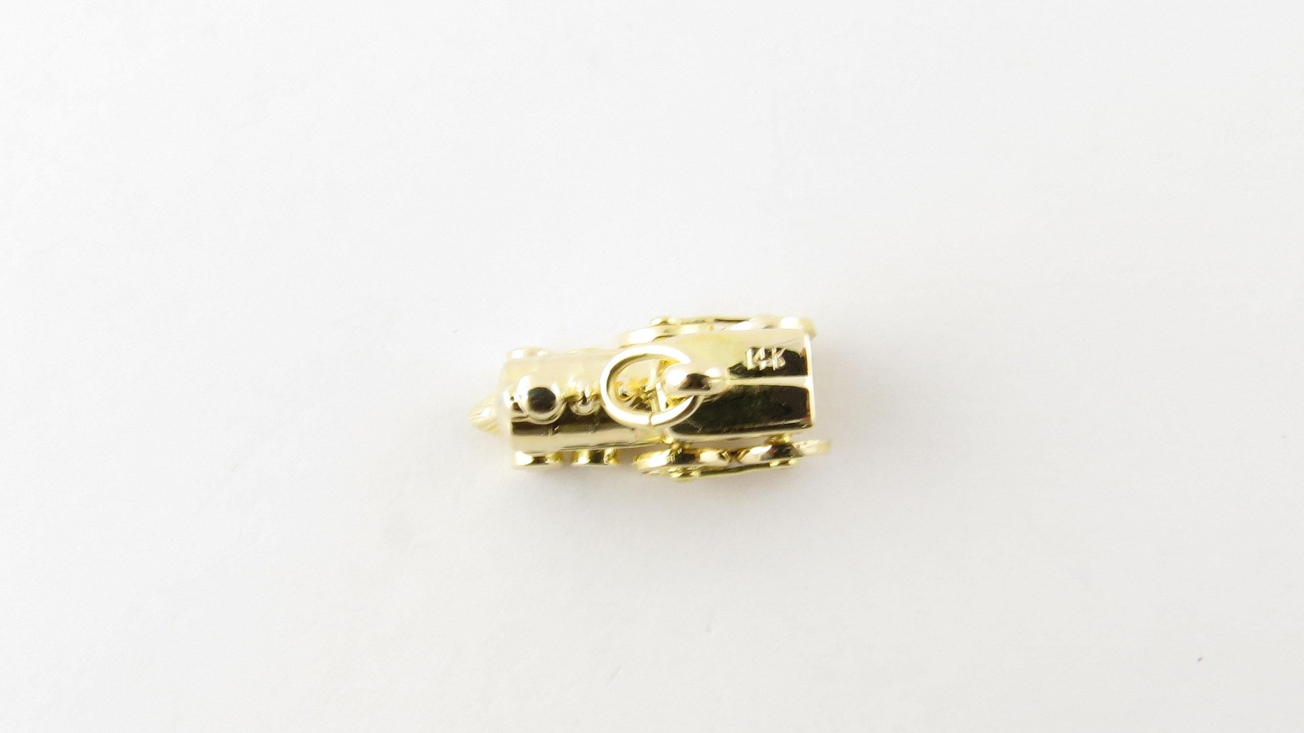 14 Karat Yellow Gold Steam Engine Charm In Good Condition In Washington Depot, CT