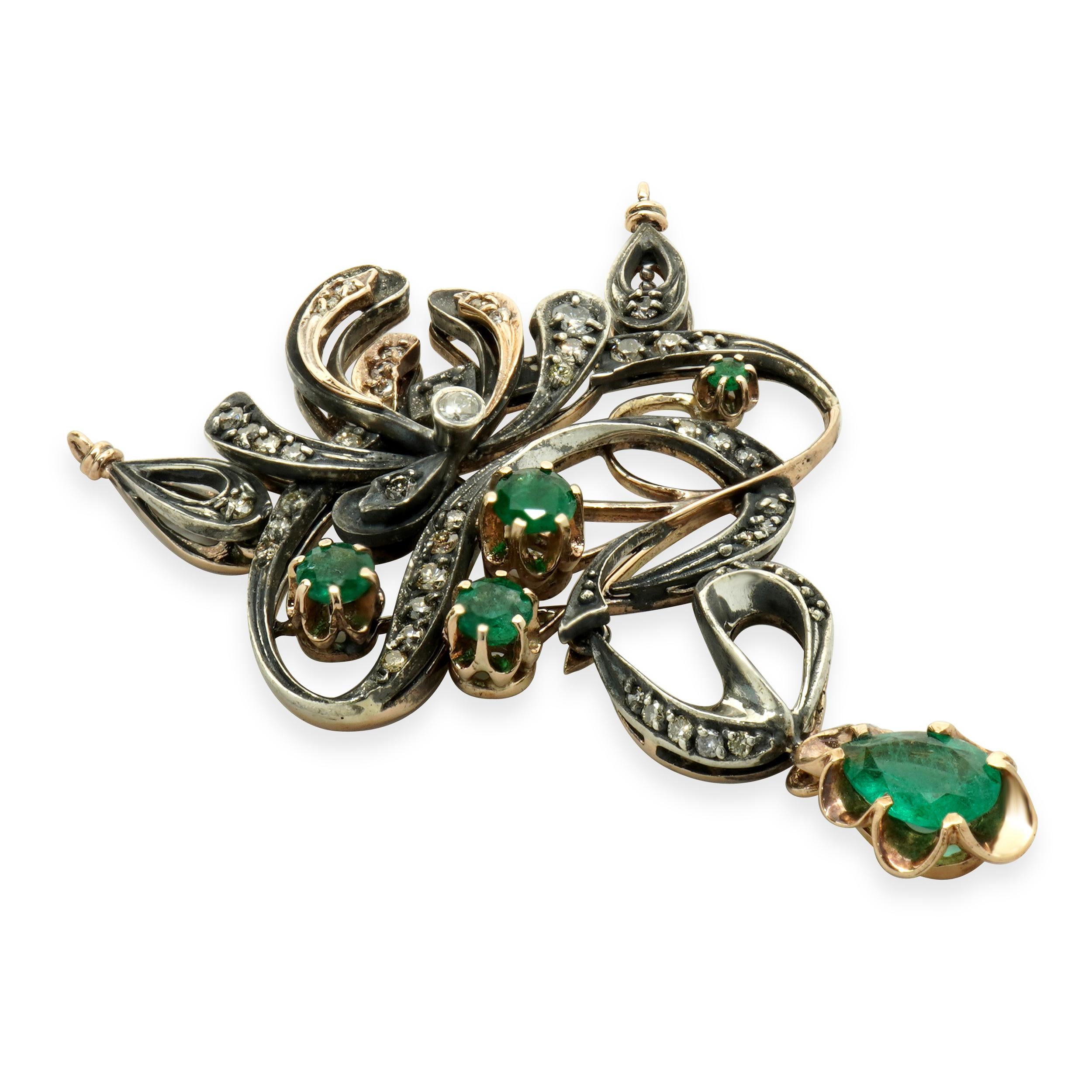 Designer: personalizzato
Materiale: Oro giallo 14 carati / argento sterling
Diamante: 42 taglio rotondo = 1,00cttw
Smeraldo: 4 taglio rotondo, 1 taglio a pera = 1,87cttw
Dimensioni: il ciondolo misura 58,9 x 37 mm
Peso: 14,54 grammi
