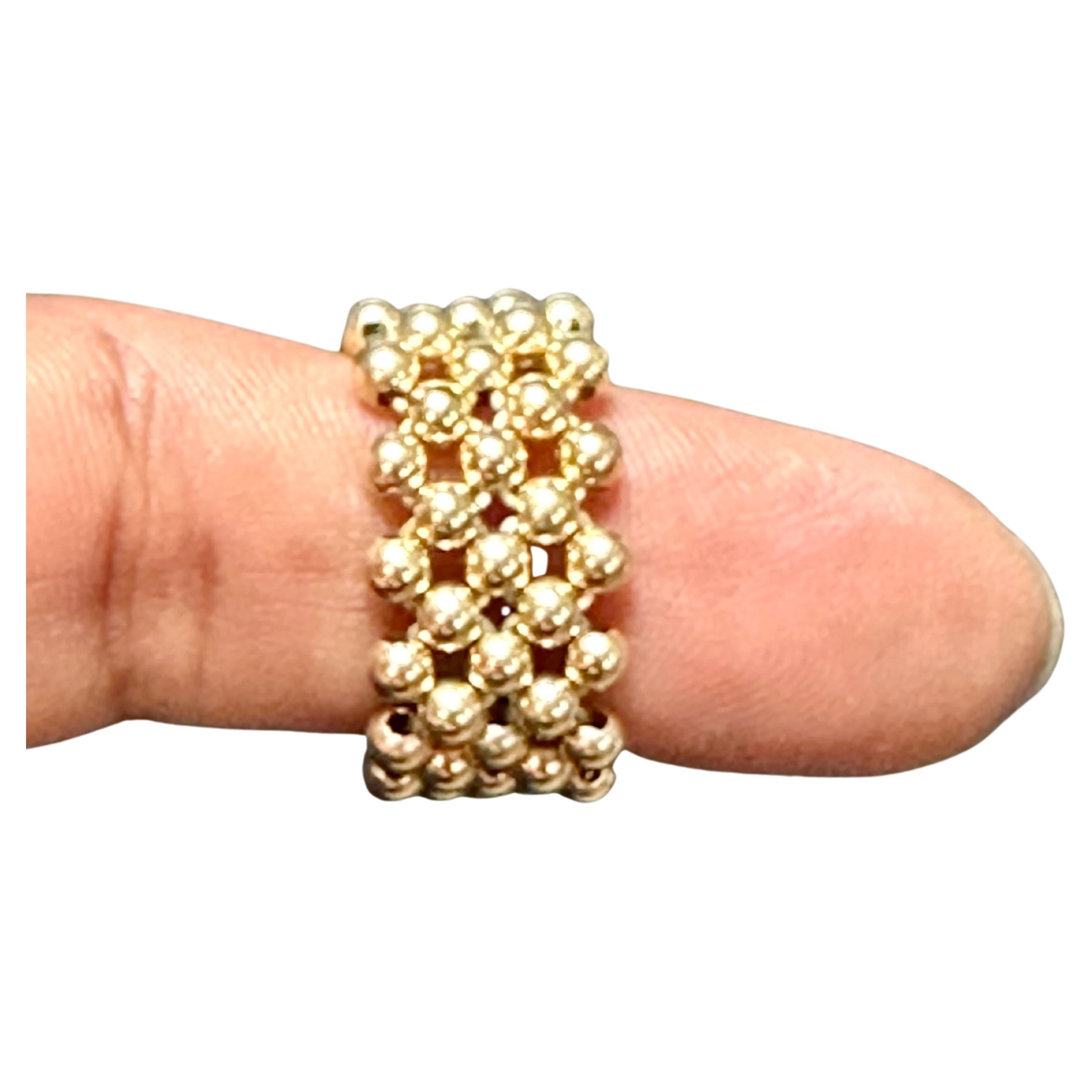 Wir präsentieren unseren dehnbaren Ring aus 14 Karat Gelbgold, der durch seine Farbe und seinen Glanz besticht. Der aus 14 Karat Gelbgold gefertigte Ring strahlt einen klassischen und zeitlosen Charme aus. 

Mit einem Gewicht von 1,4 Gramm ist