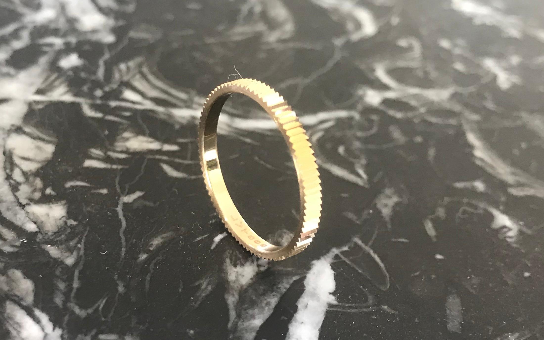 14 Karat Yellow Gold Structured Sparkling Band Ring In New Condition For Sale In Berlin, DE