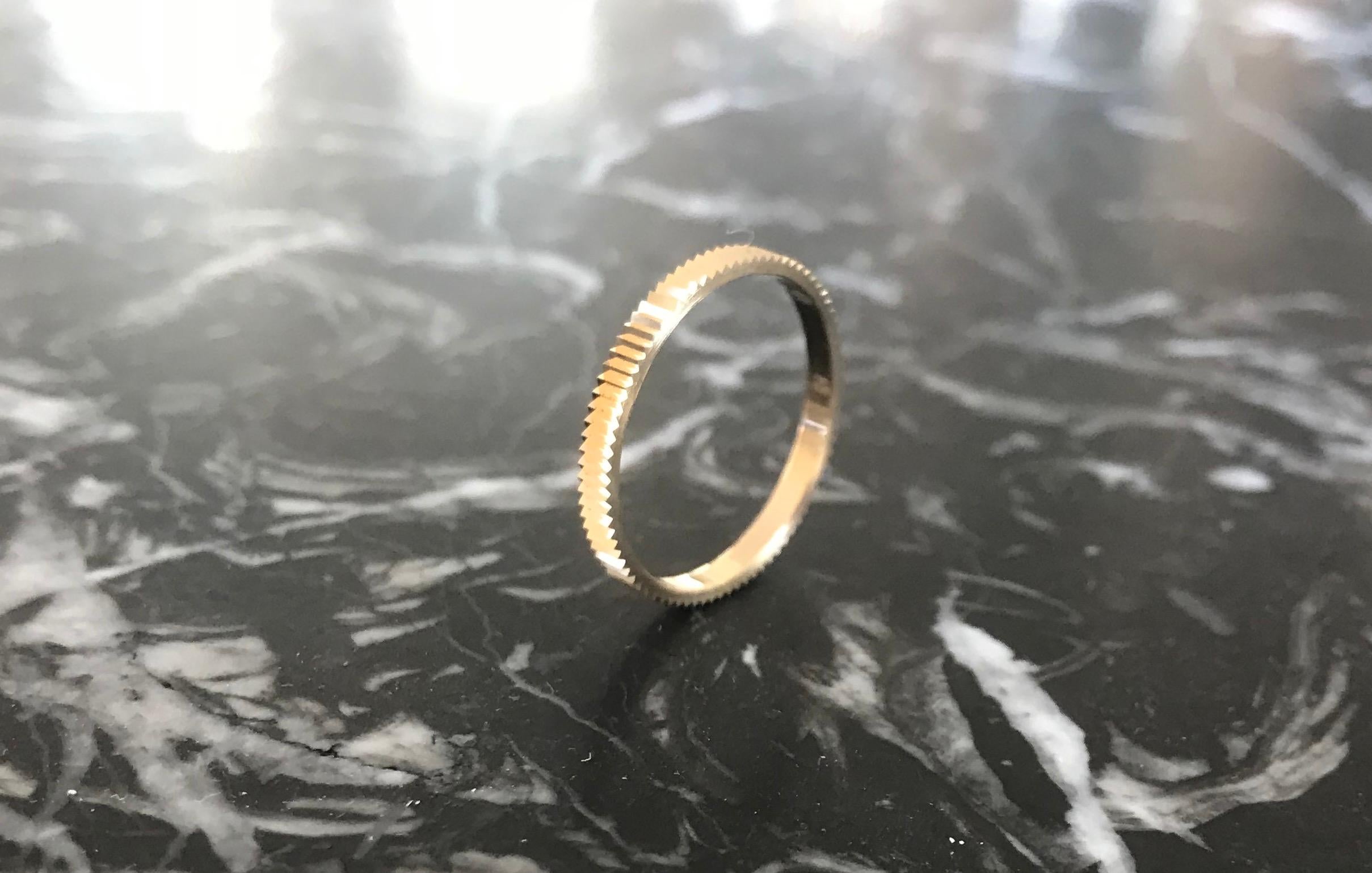 14 Karat Yellow Gold Structured Sparkling Band Ring For Sale 1