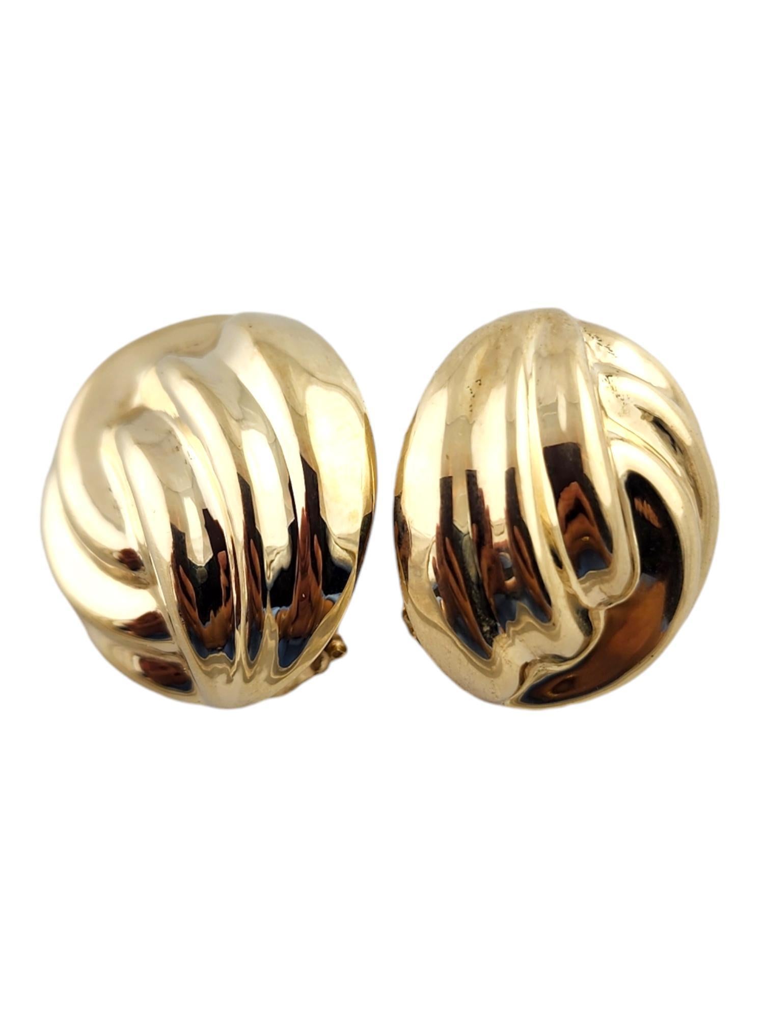 Orecchini a bottone a spirale in oro giallo 14 carati con chiusura a leva

Questi bellissimi orecchini a leva sono stati realizzati con cura in oro giallo 14K e ti staranno benissimo!

Dimensioni: 21,9 mm X 21,8 mm X 8,6 mm

Peso: 7,00 g/ 4,5
