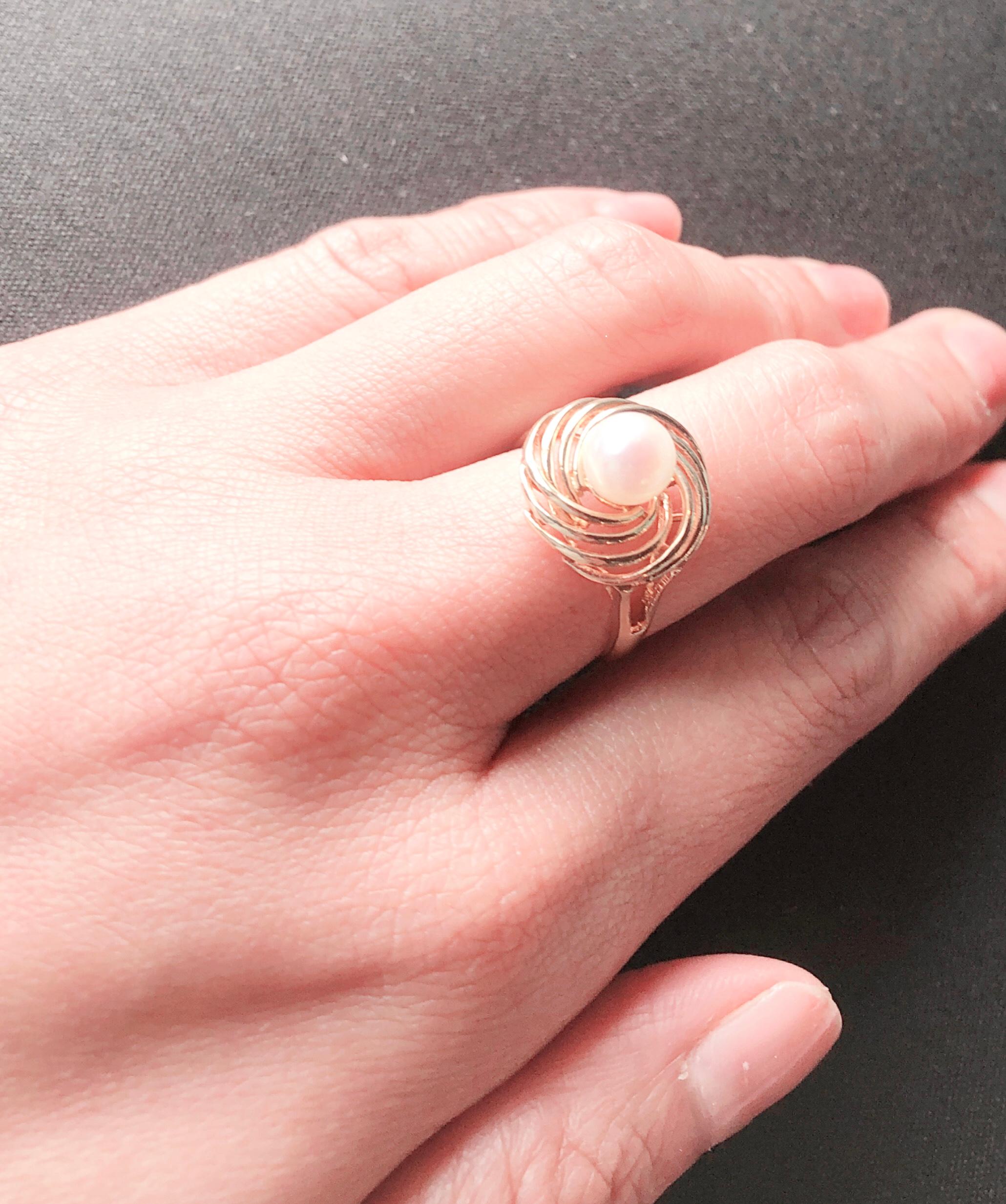 Women's or Men's 14 Karat Yellow Gold Swirl Pearl Ring For Sale