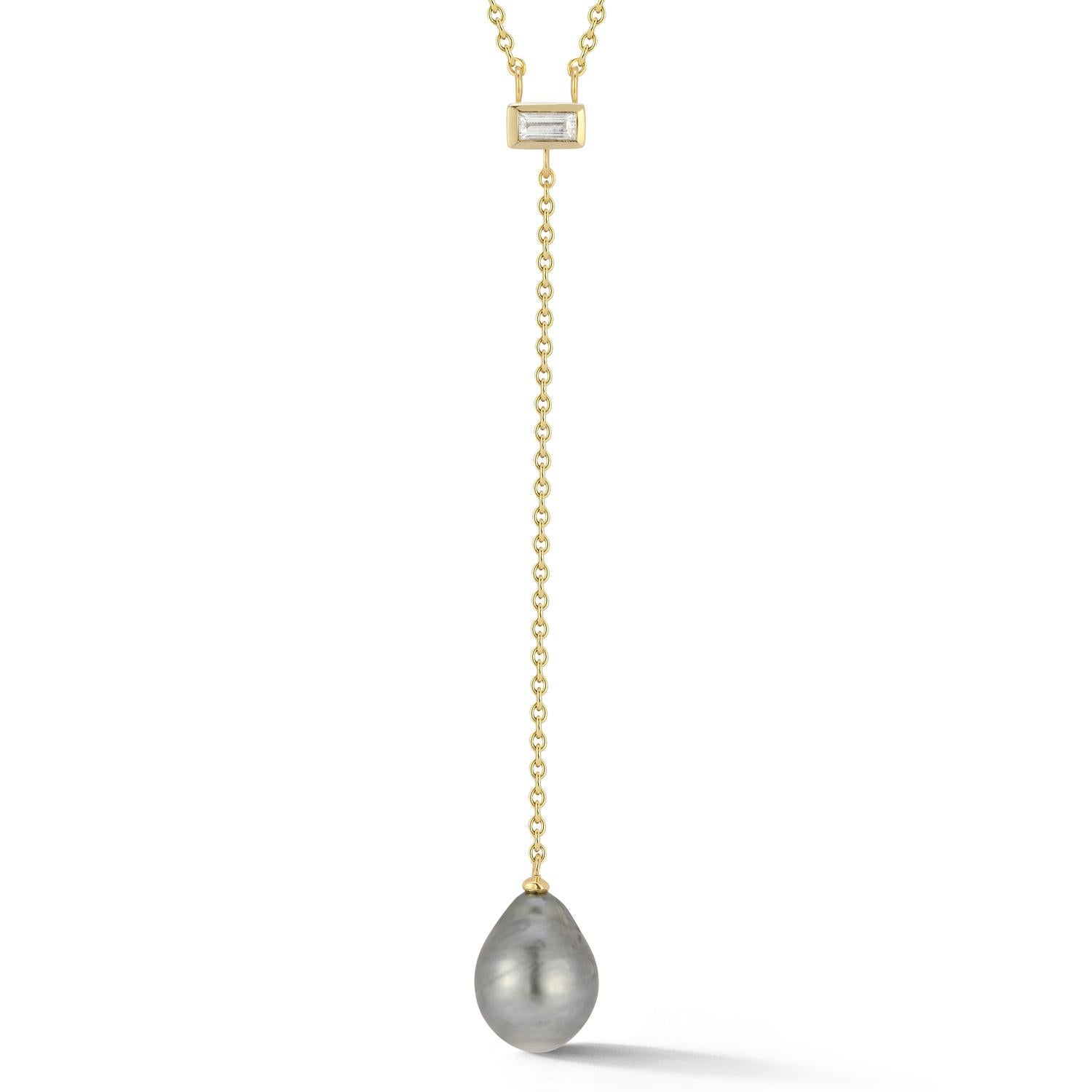 Schlichte und raffinierte Y-Halskette mit schimmernder Tahiti-Perle von Hi June Parker. Die barocke Form der Tahiti-Perle fällt von einem VS1 Baguette-Diamanten in der Mitte des Colliers. Tragen Sie es zu einem V-Ausschnitt oder einem Hemd mit
