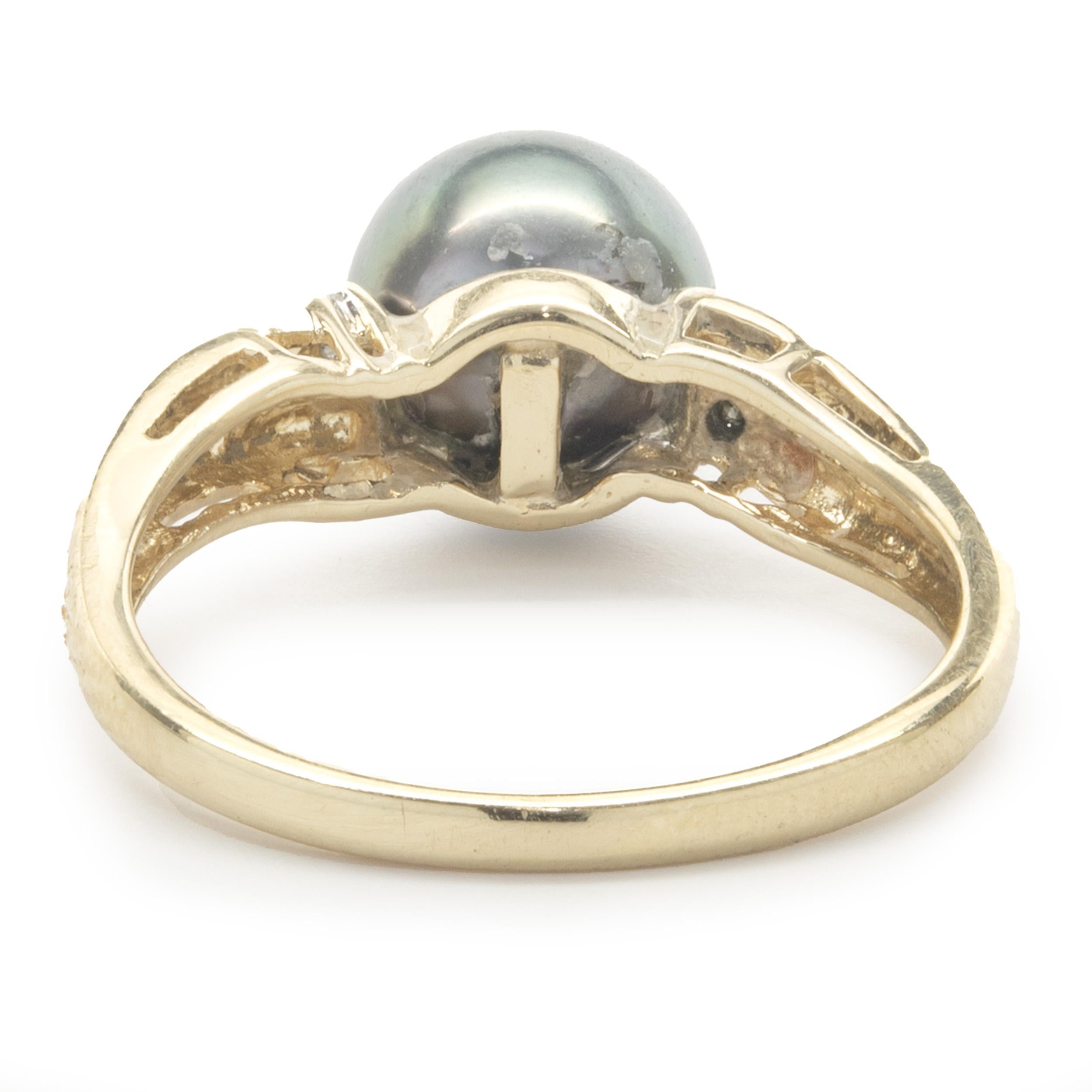 Round Cut 14 Karat Yellow Gold Tahitian Pearl and Diamond Ring For Sale