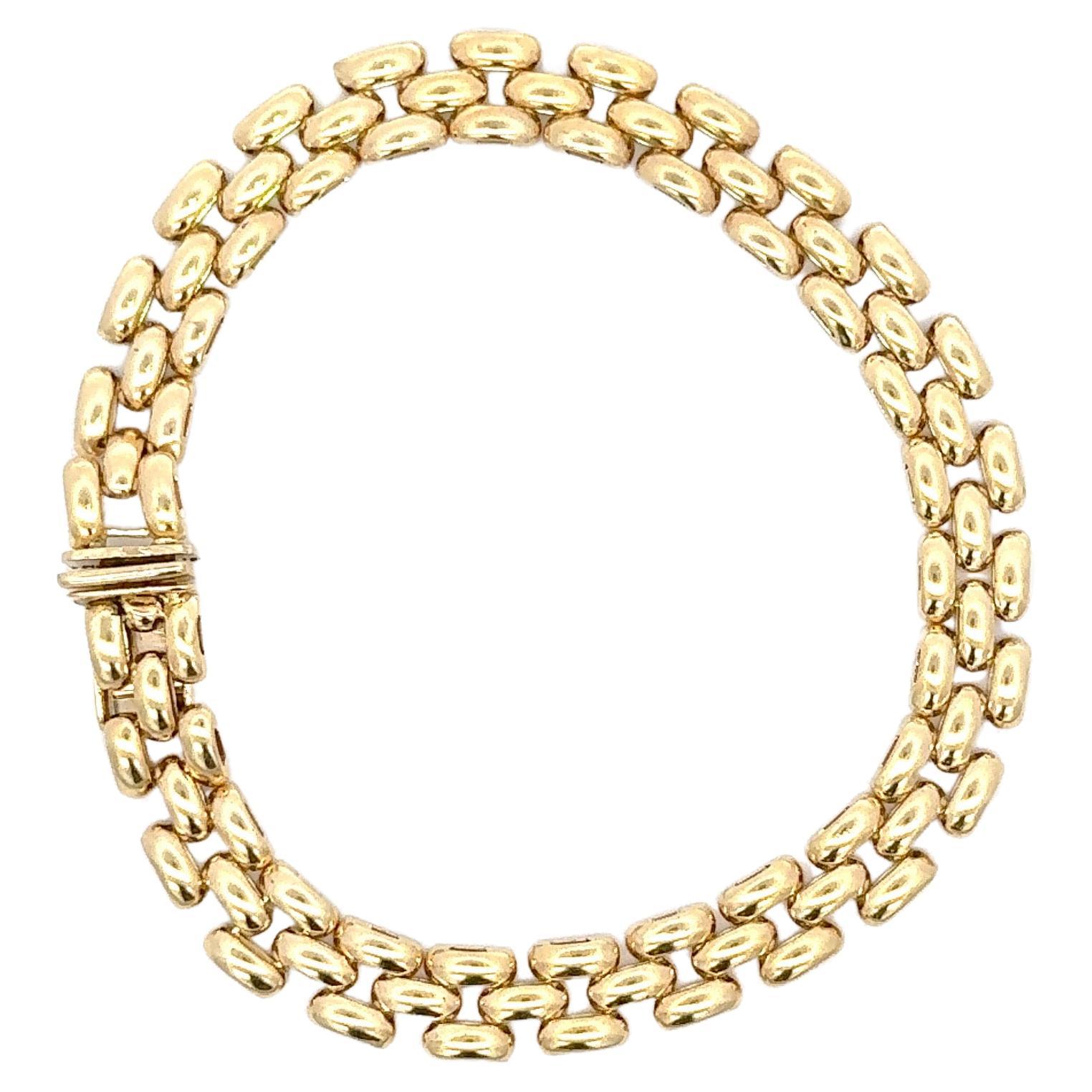 Armband aus 14 Karat Gelbgold mit drei Reihen von Gliedern mit Panzermotiv und einem Gewicht von 13,4 Gramm.
