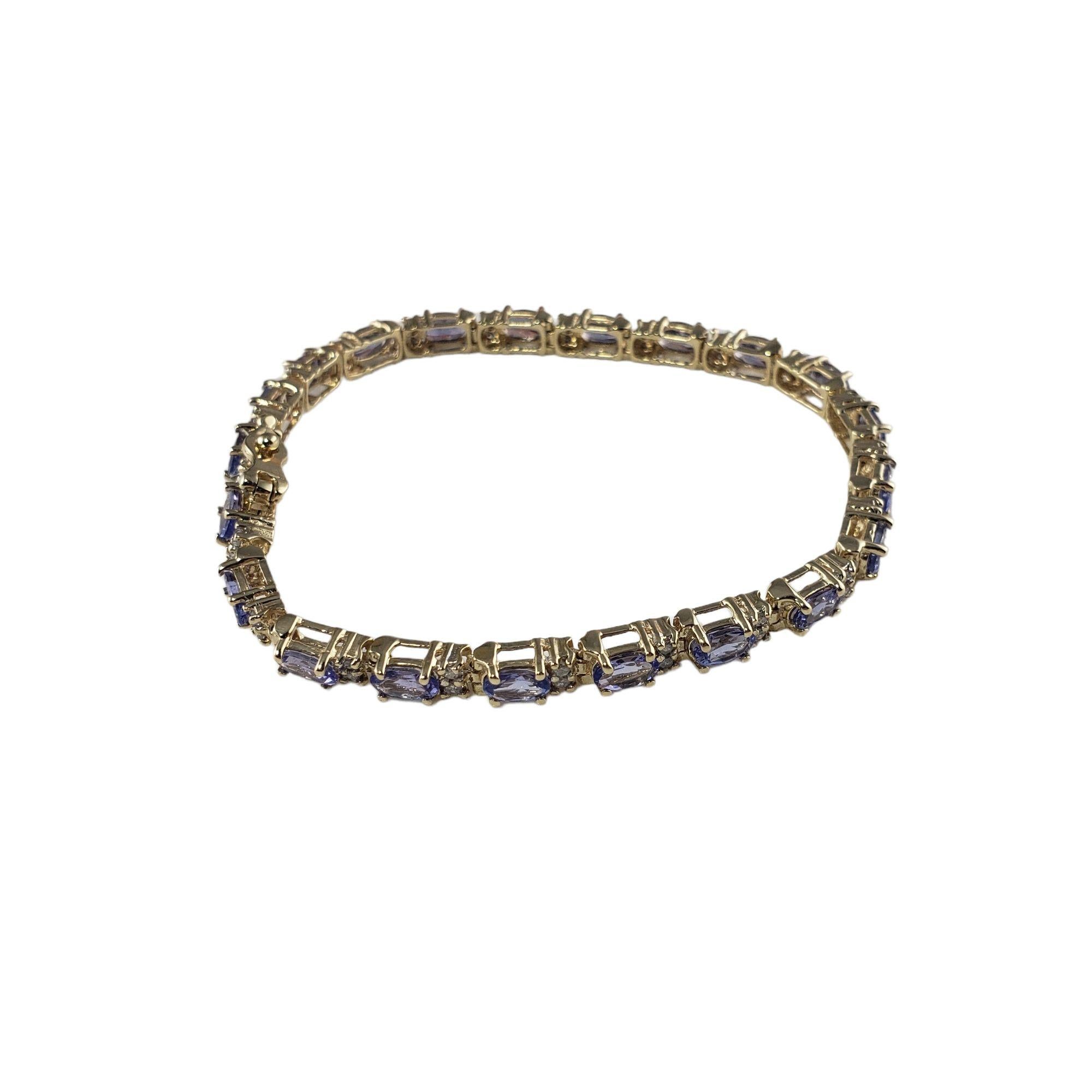 Vintage 14 Karat Yellow Gold Tanzanite and Diamond Bracelet JAGi Certified-

Ce magnifique bracelet comprend 21 tanzanites de taille ovale et 42 diamants de taille unique sertis dans de l'or jaune 14K classique. Largeur : 4 mm.

Poids total de la
