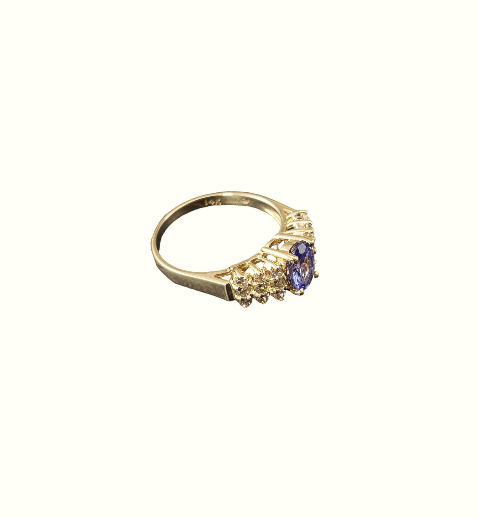 Bague en or jaune 14 carats Tanzanite et diamant Taille 6.75 JAGi Certified-

Cette élégante bague présente une tanzanite de taille ovale (7,1 mm x 4,9 mm) et 18 diamants ronds de taille brillante sertis dans de l'or jaune 14K classique.  

Tige : 2