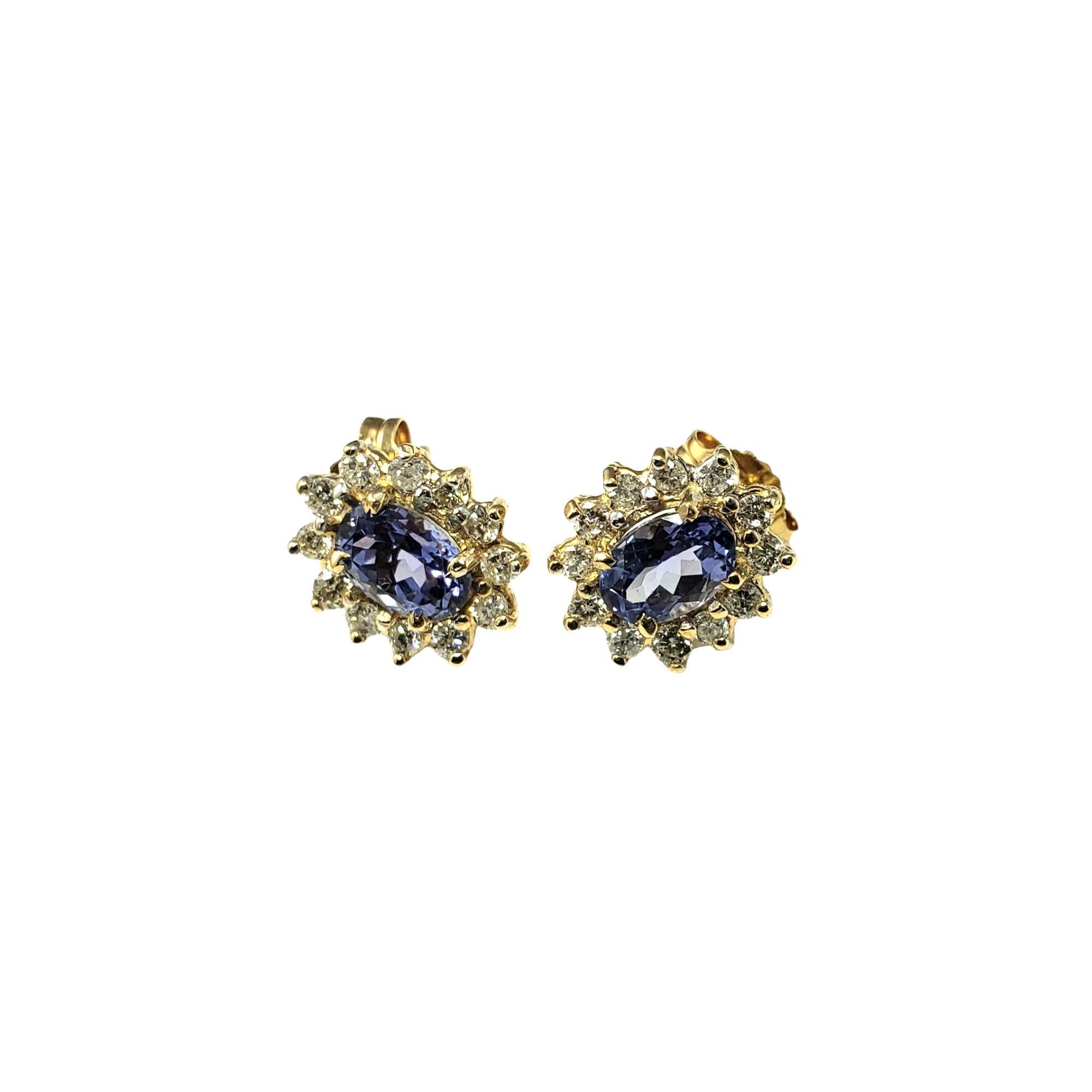 Boucles d'oreilles en or jaune 14 carats Tanzanite et diamant

Ces jolies boucles d'oreilles présentent chacune une tanzanite naturelle ovale (6 mm x 4 mm) et 12 diamants ronds de taille brillant sertis dans de l'or jaune 14K.  Fermetures à