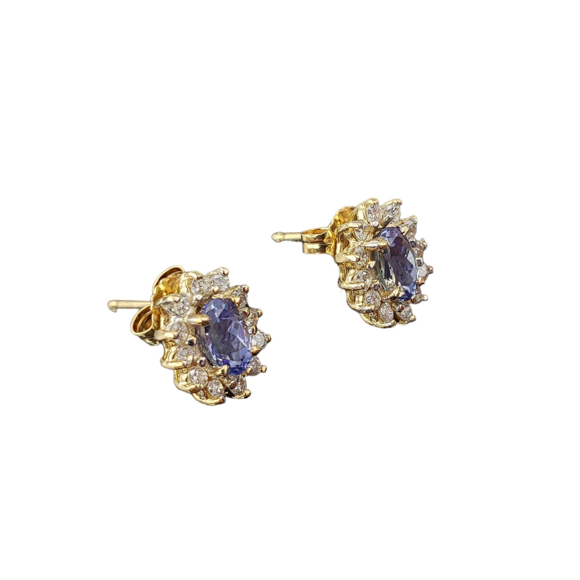 Taille ovale Clous d'oreilles en or jaune 14 carats avec tanzanite et diamants n° 17449 en vente