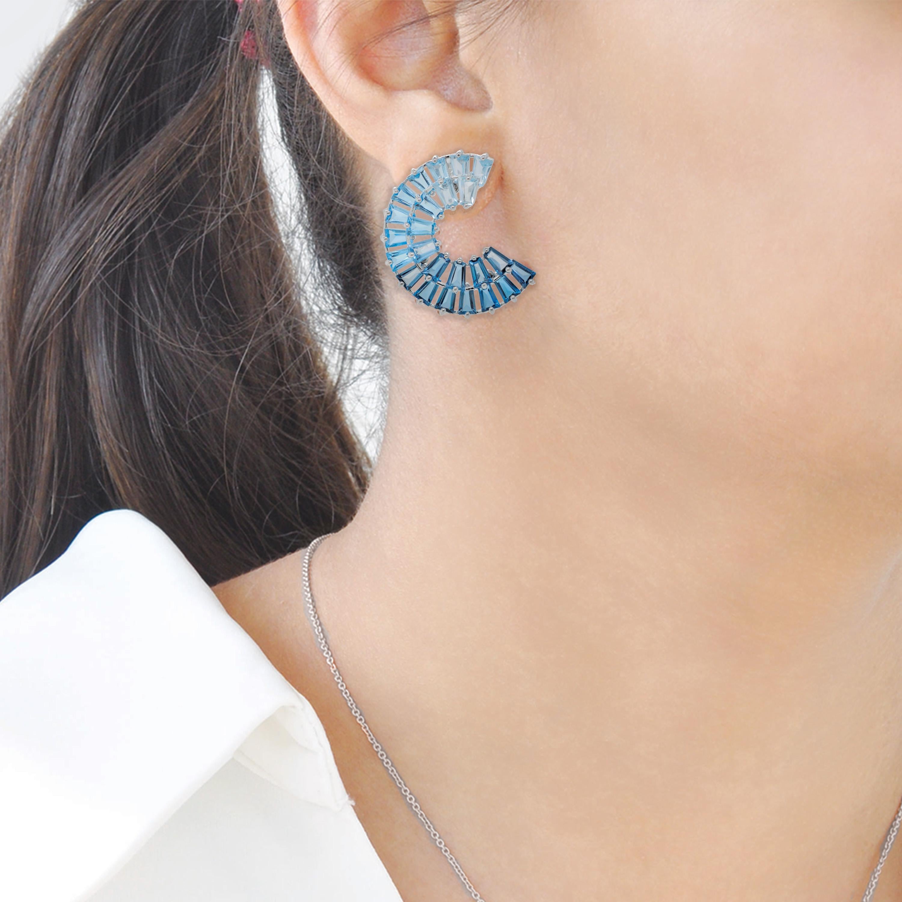 14K Handcrafted White Gold Tapered Baguette Blue Topaz Pendant Stud Earrings Set In New Condition For Sale In Jaipur, Rajasthan