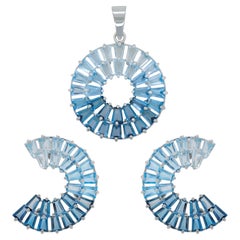 Juego de pendientes de oro blanco de 14 quilates con colgante de topacio azul cónico en forma de baguette