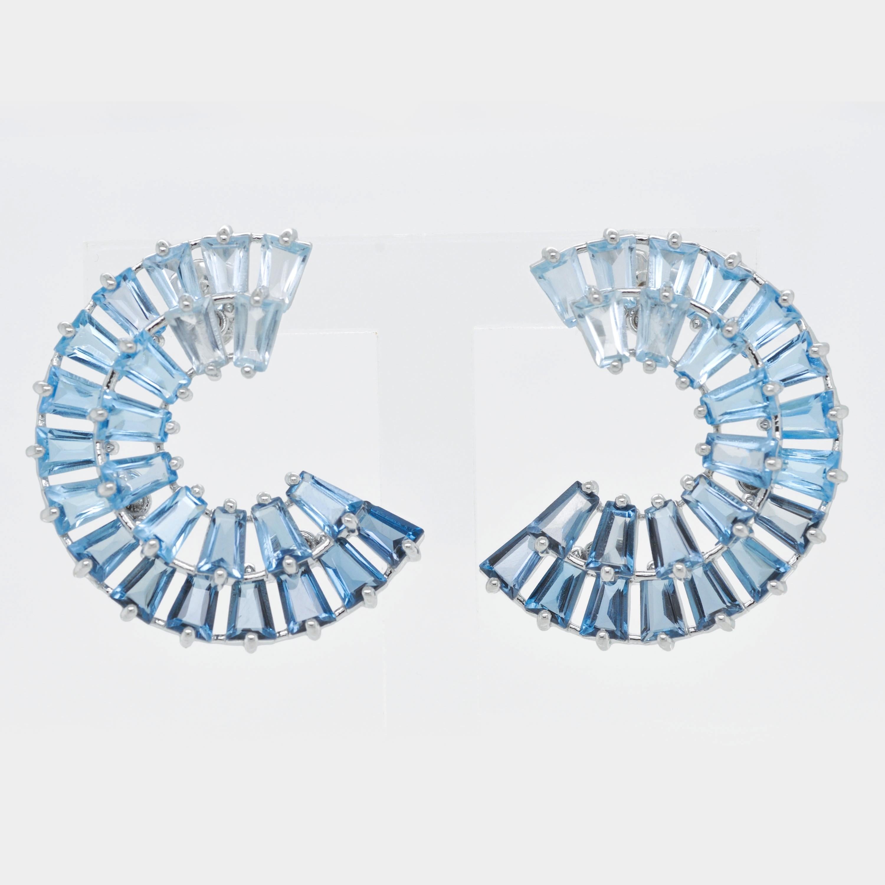 14 Karat Yellow Gold Tapered Baguette Blue Topaz Gemstones Stud Earrings In New Condition For Sale In Jaipur, Rajasthan