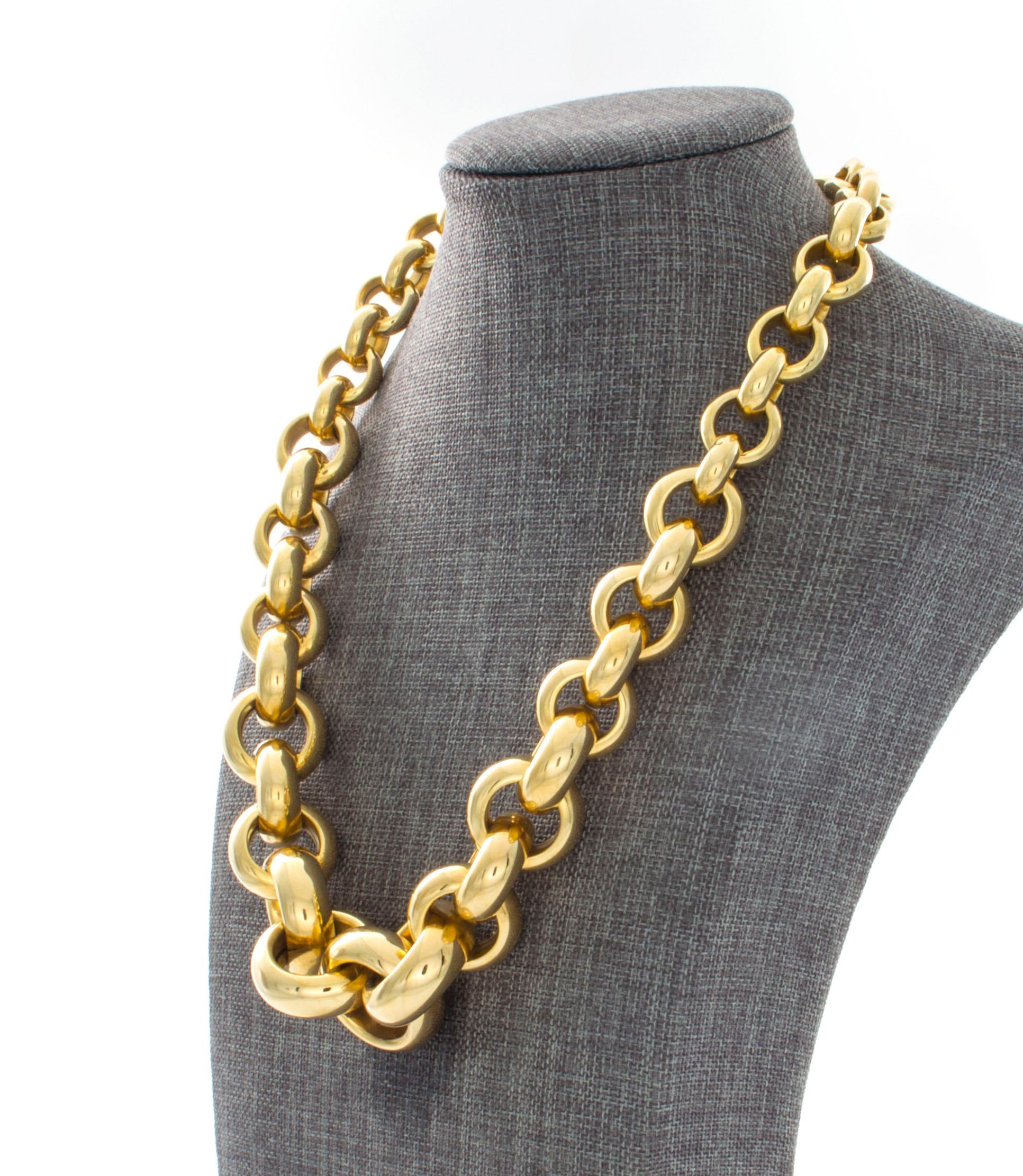 Modern 14 Karat Yellow Gold Tapered Circle Link Necklace For Sale