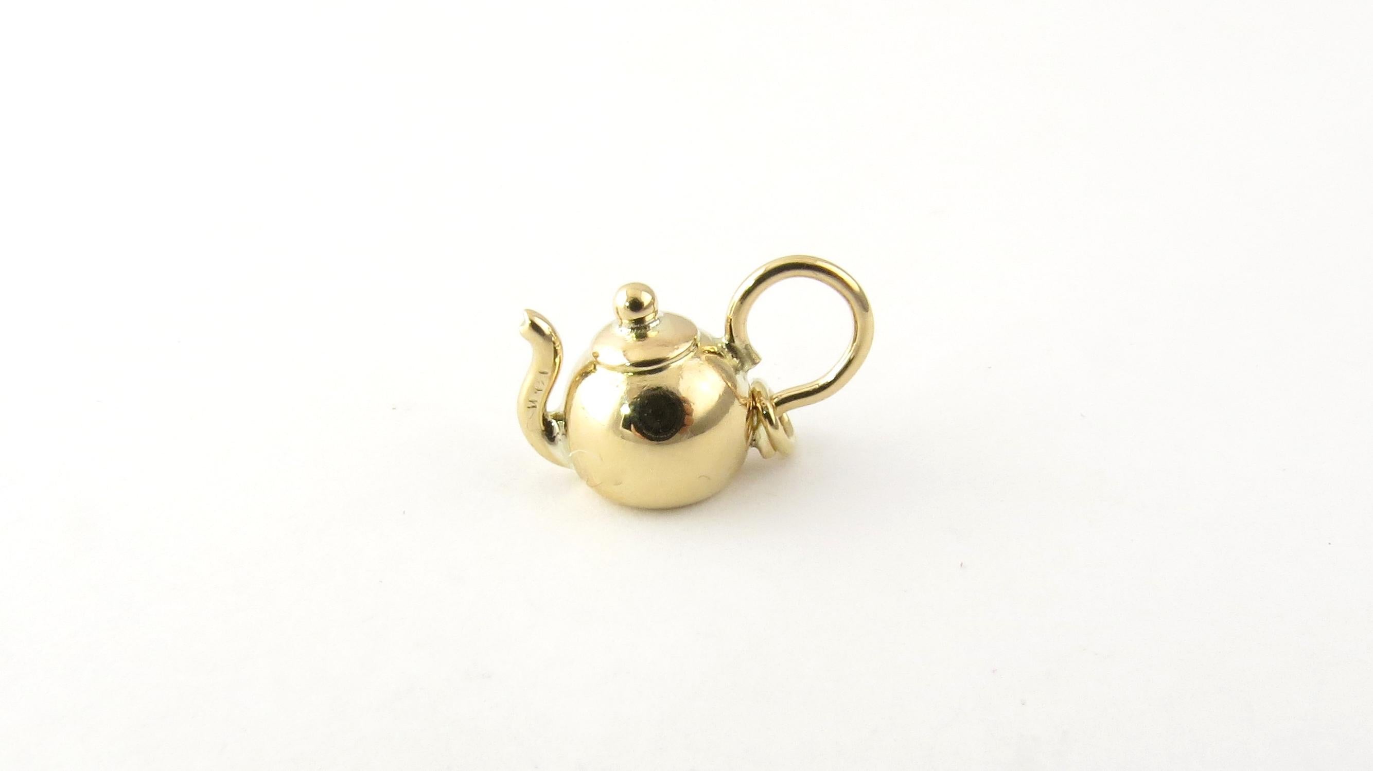 Vintage 14 Karat Yellow Gold Teapot Charm

Tea time!

This lovely 3D charm features a miniature teapot meticulously detailed in 14K yellow gold.

Size: 11 mm x 15 mm

Weight: 0.9 dwt. / 1.4 gr.

Acid tested for 14K gold.

Very good condition,