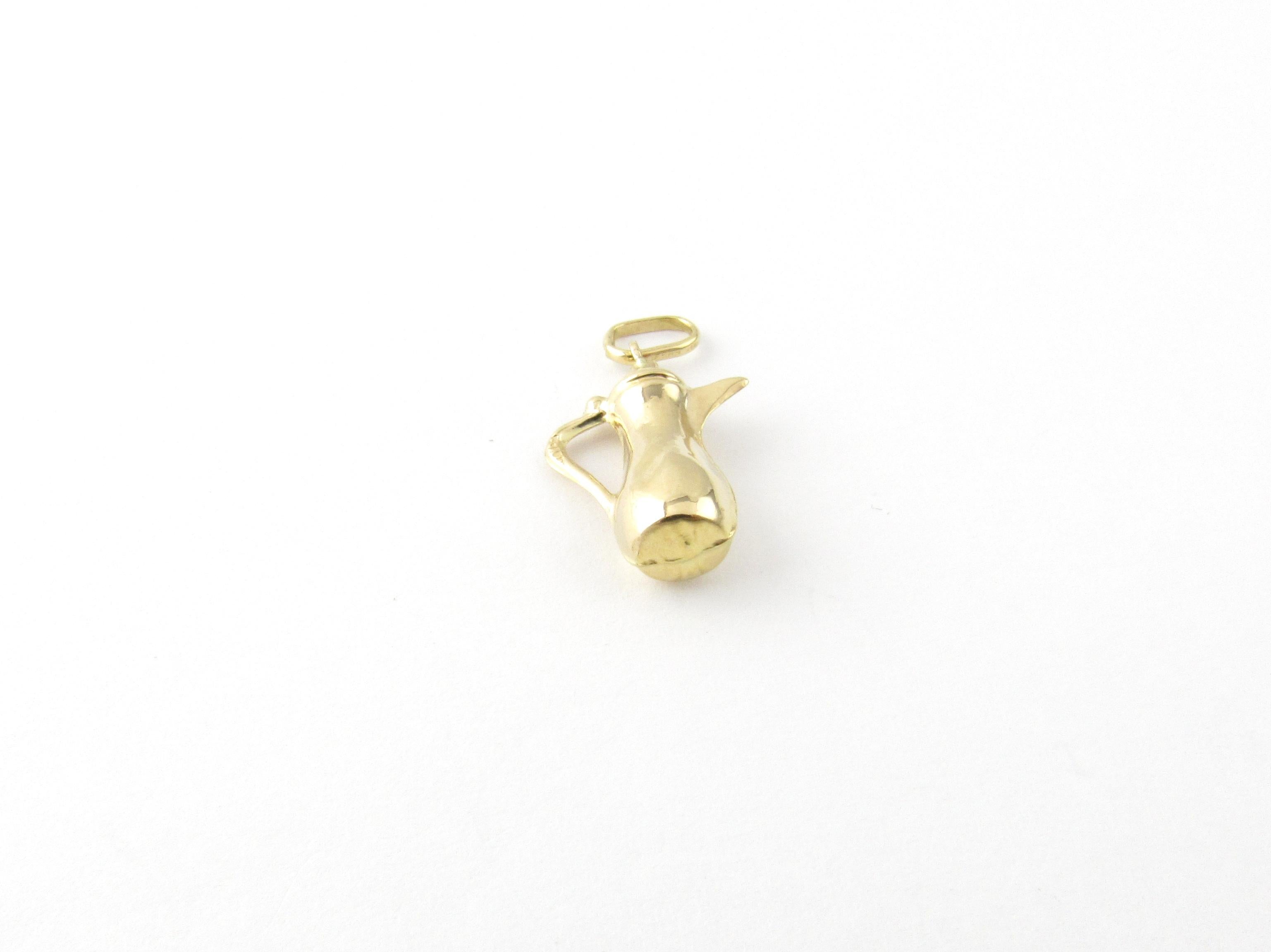 Vintage 14 Karat Yellow Gold Teapot Charm

It's teatime!

This lovely 3D charm features a miniature teapot meticulously detailed in 14K yellow gold.

Size: 21 mm x 14 mm (actual charm)

Weight: 0.5 dwt. / 0.9 gr.

Stamped: 585

Very good condition,