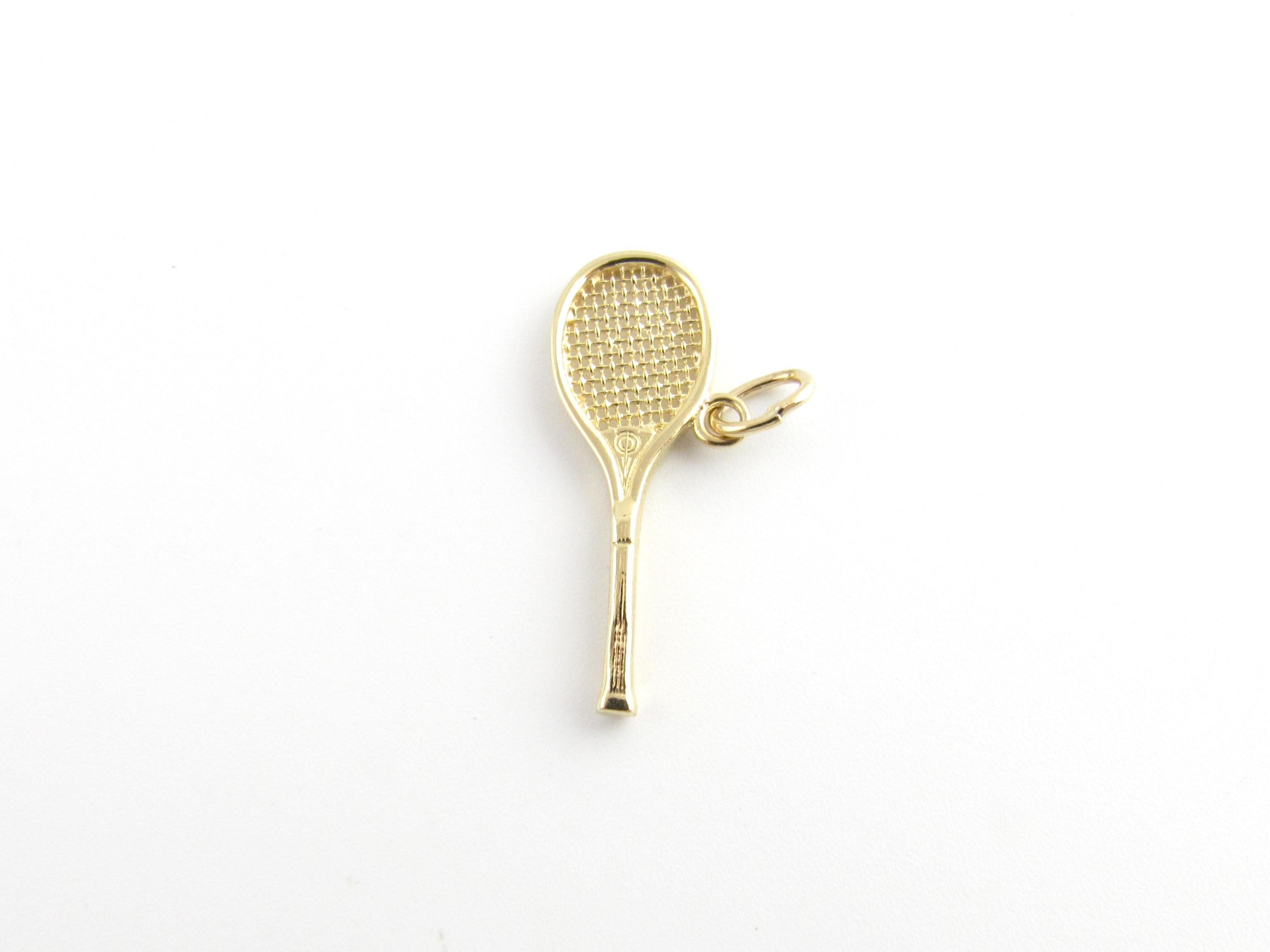 Vintage 14 Karat Yellow Gold Tennis Racket Charm

Tennis, anyone?

This lovely 3D charm features a miniature tennis racket meticulously detailed in 14K yellow gold.

Size: 28 mm x 10 mm Weight: 1.0 dwt. / 1.6 gr. Acid tested for 14K gold.

Very good