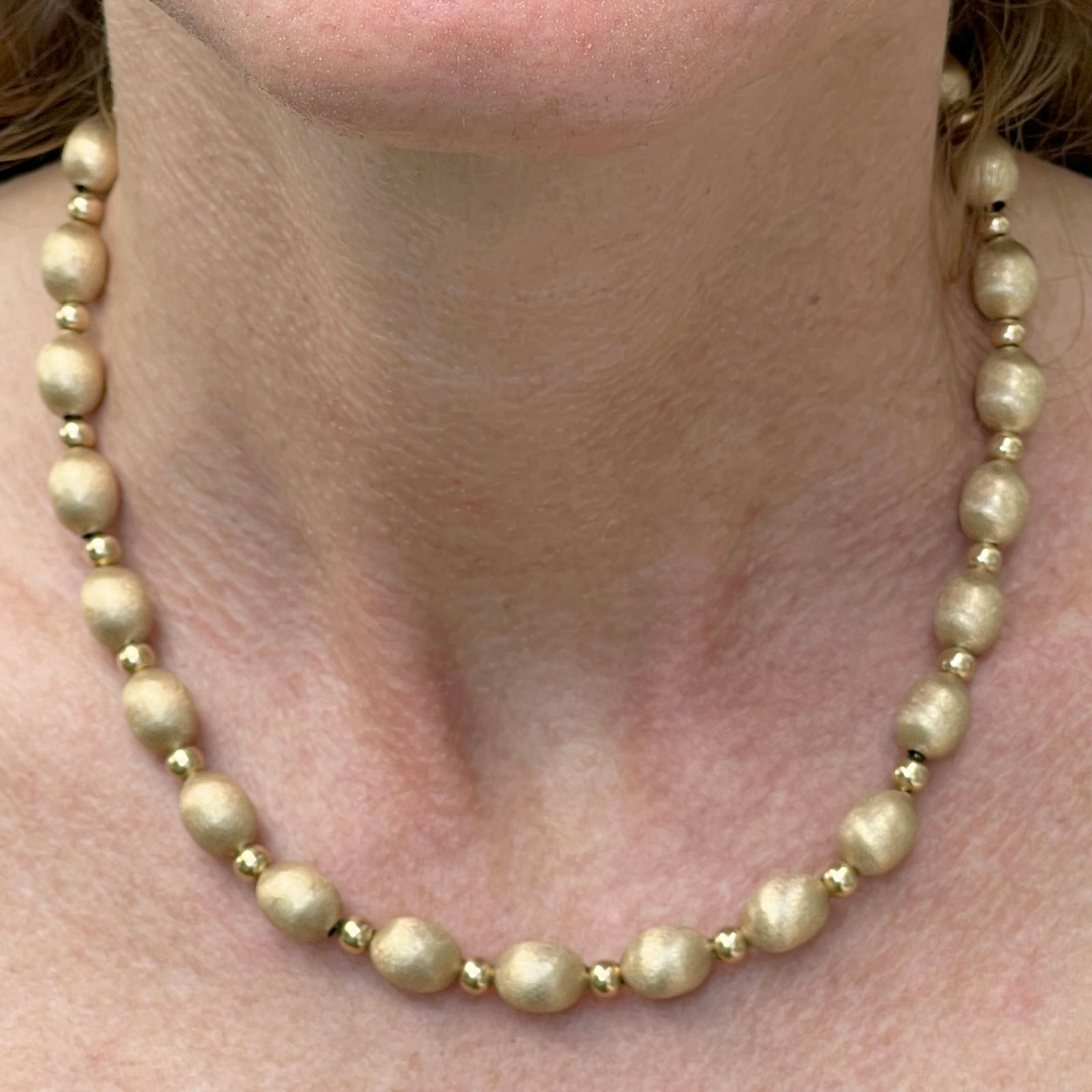 Texturierte Goldperlenkette aus 14 Karat Gelbgold. Die Halskette besteht aus 8mm ovalen Goldperlen und misst 16 Zoll in der Länge einschließlich des Verschlusses. Die Perlen sind in ausgezeichnetem Zustand - keine Dellen oder Kratzer. 