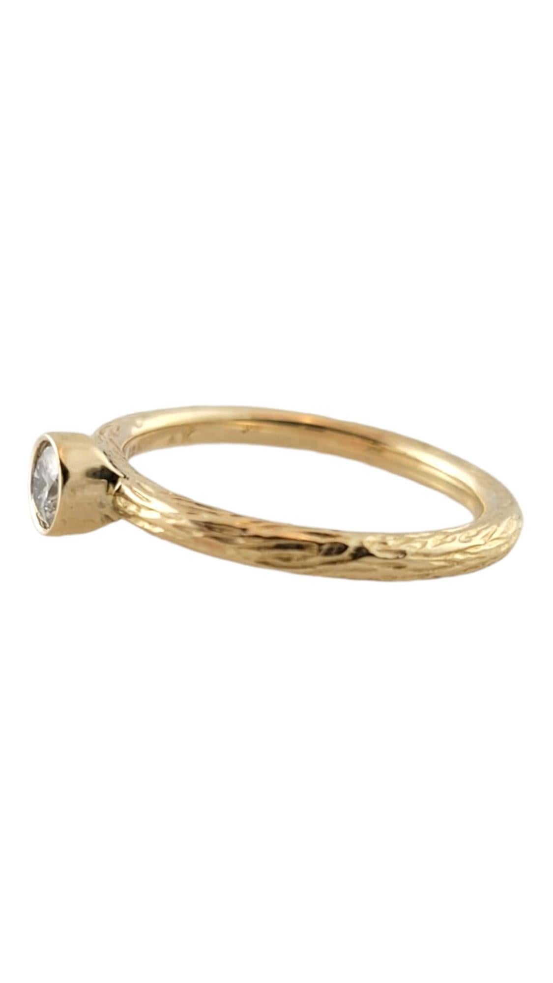 Bague en or jaune 14 carats à chaton texturé et diamants Taille 5.25

Cette magnifique bague est fabriquée en or jaune 14 carats et présente un superbe anneau texturé orné d'un étincelant diamant rond de taille brillant !

Poids total approximatif