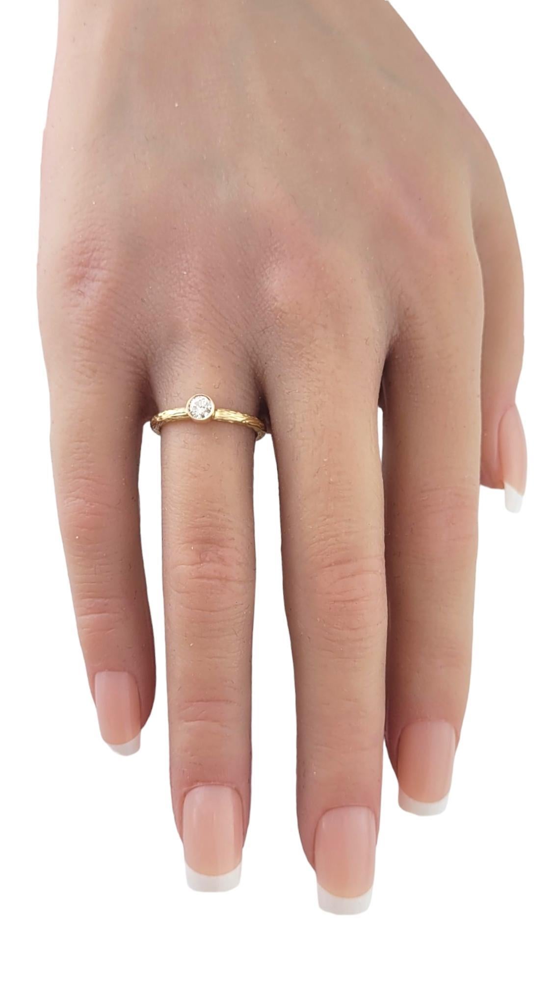 Bague texturée en or jaune 14 carats sertie d'un chaton serti de diamants taille 5,25 n°17710 en vente 1