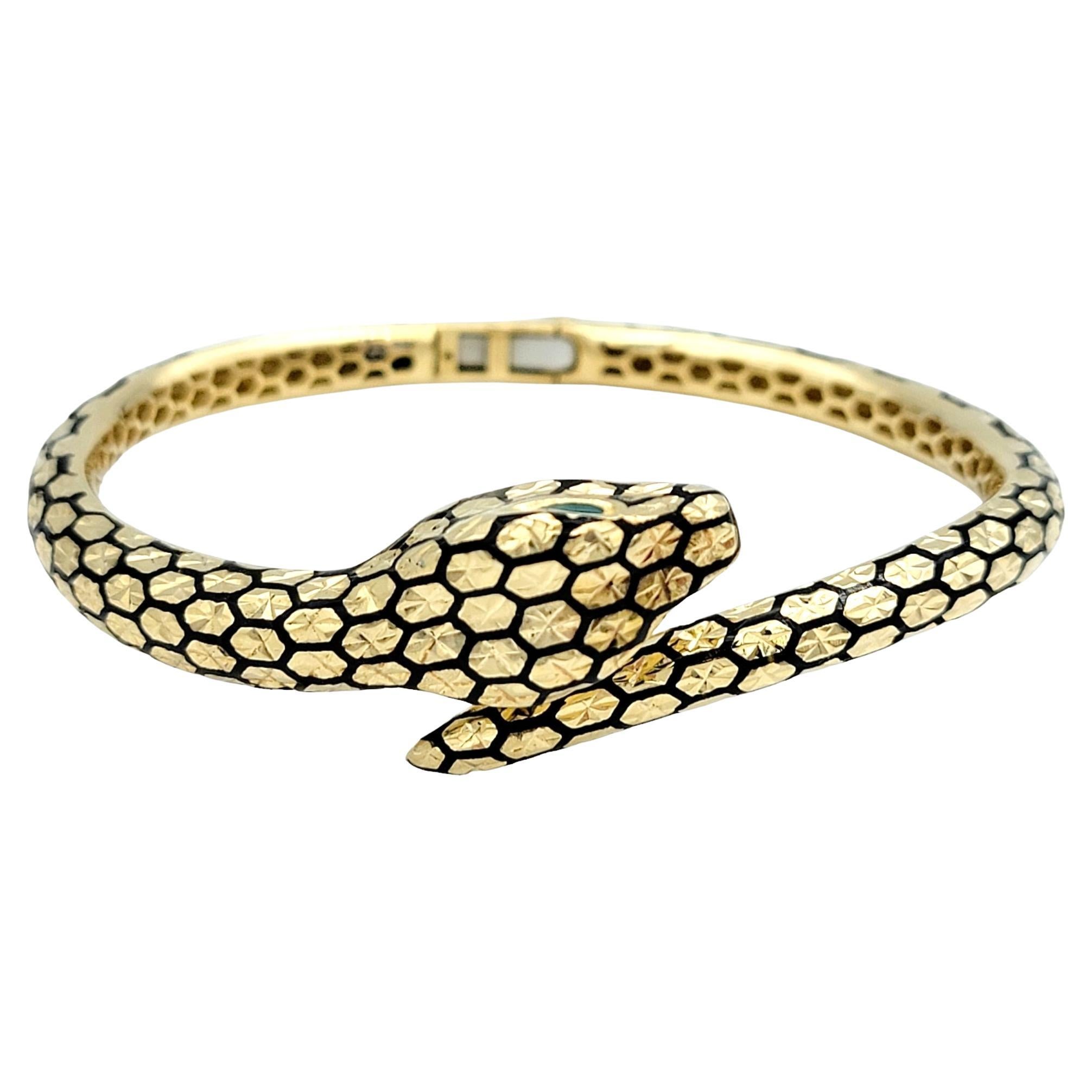 Der Innenumfang dieses Armbands beträgt 6,75 Zoll und passt bequem an ein Handgelenk von 6 - 6,5 Zoll. 

Dieser Bypass-Armreif aus 14 Karat Gold mit Scharnier ist ein wahres Wunderwerk der Kunst, das einen Hauch von Mystik und kühner Eleganz