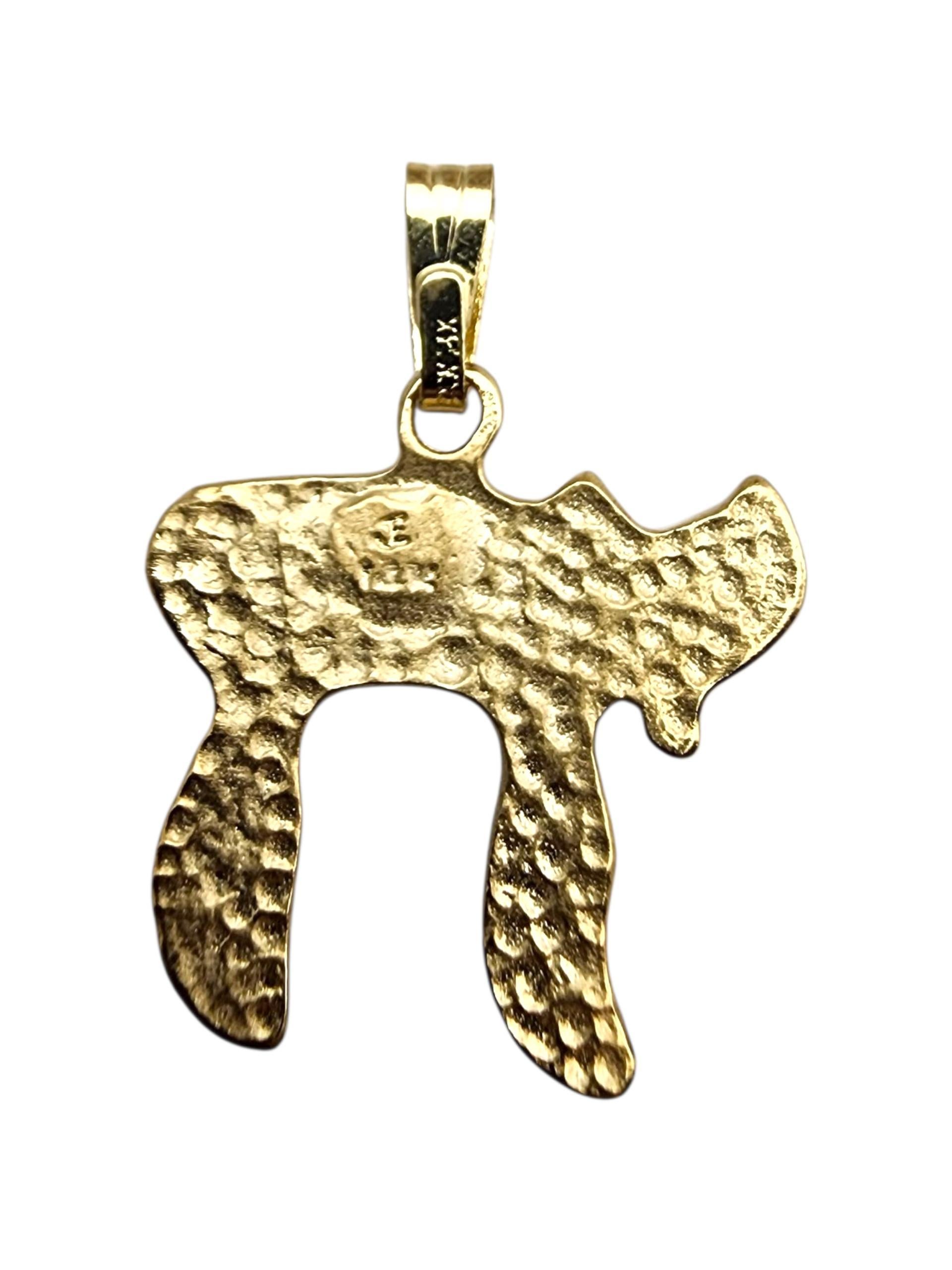Contemporain Pendentif Chai texturé en or jaune 14 carats #23510 en vente