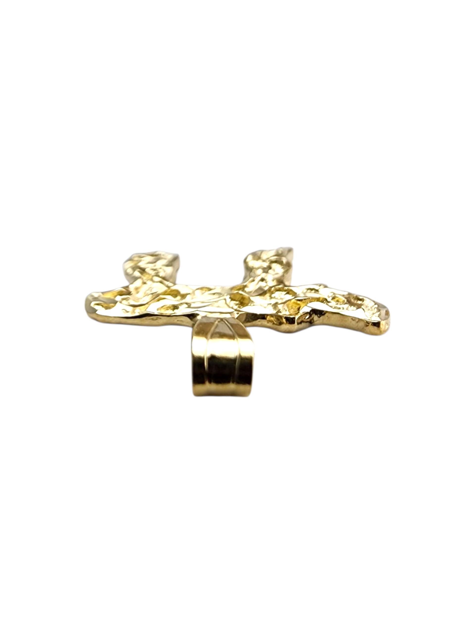 Pendentif Chai texturé en or jaune 14 carats #23510 Pour femmes en vente