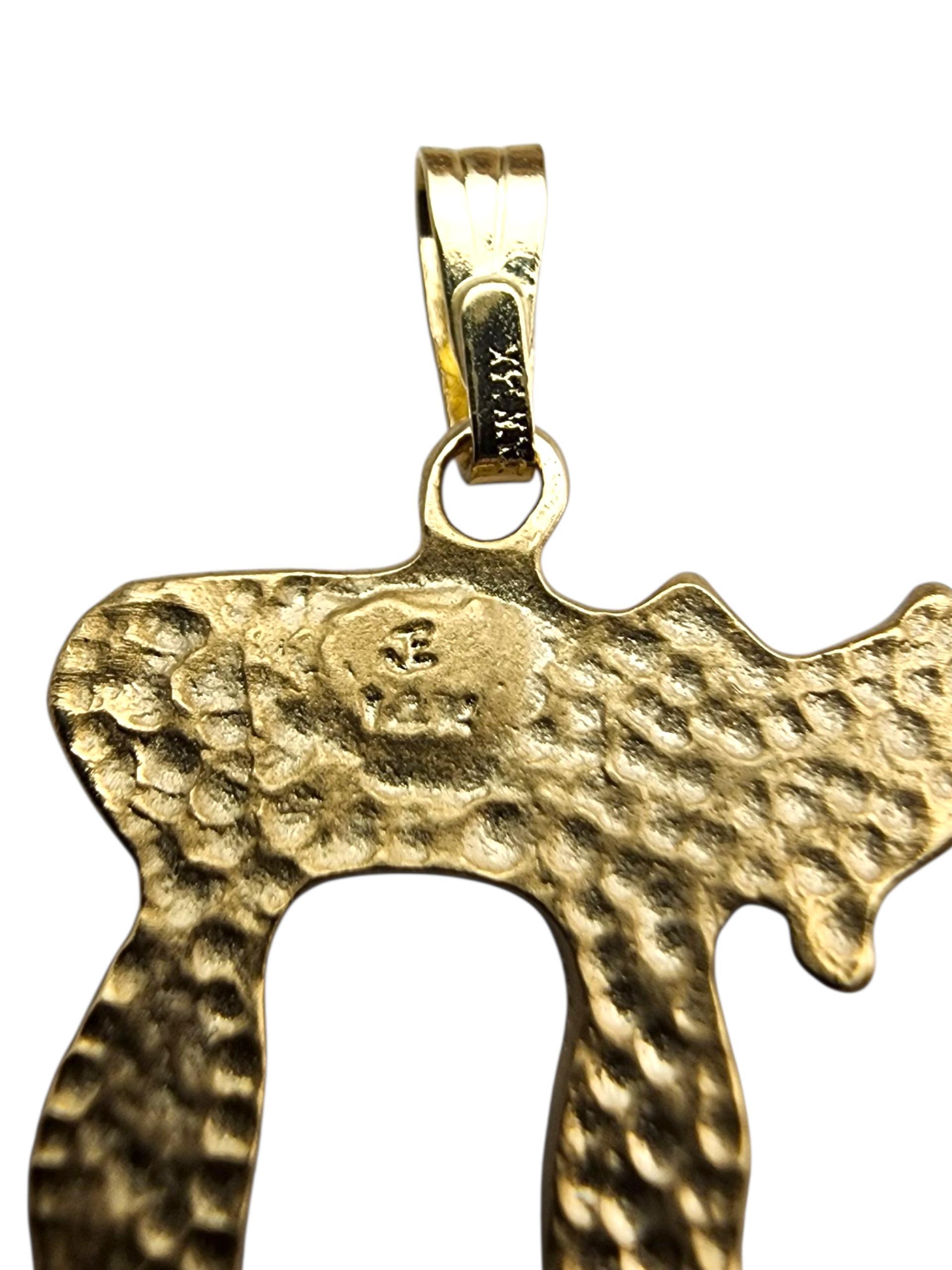 Pendentif Chai texturé en or jaune 14 carats #23510 en vente 2