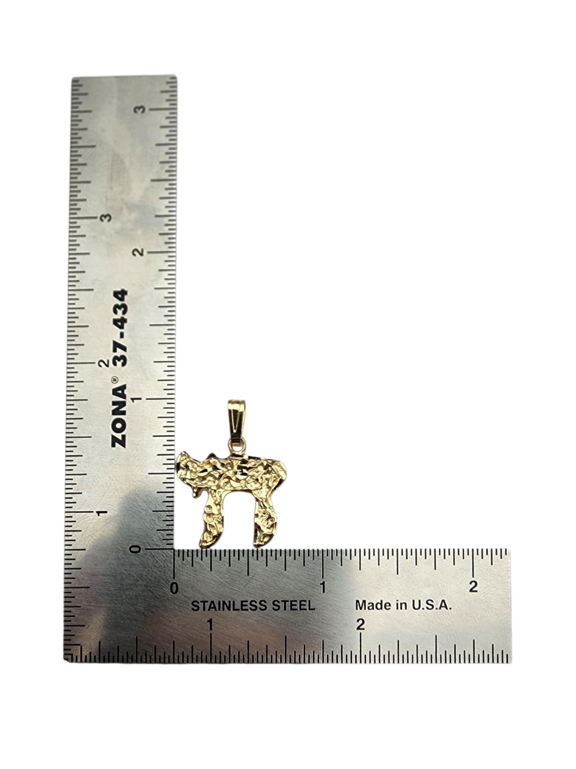 Pendentif Chai texturé en or jaune 14 carats #23510 en vente 3