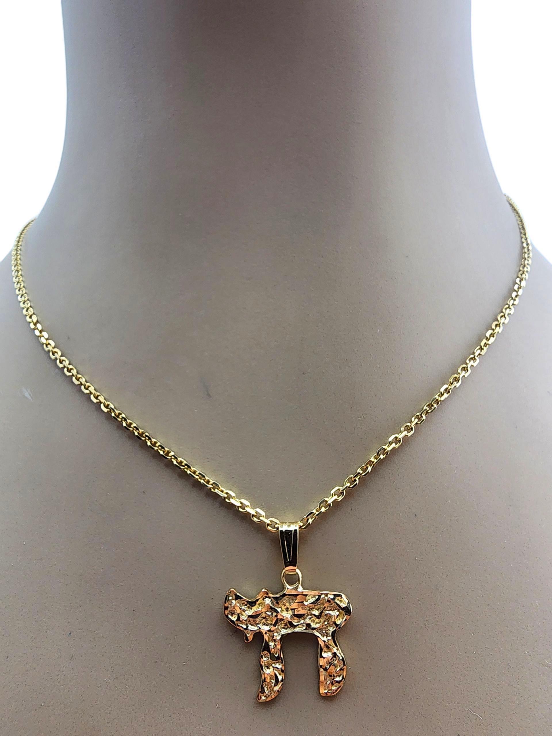 Pendentif Chai texturé en or jaune 14 carats #23510 en vente 4