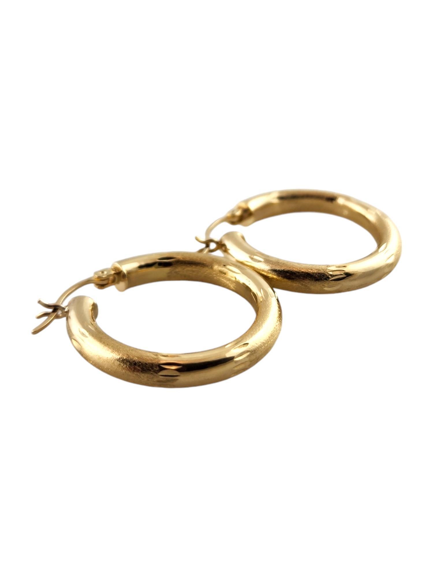 14 Karat Yellow Gold Textured Circle Hoop Earrings #19149 In Good Condition For Sale In Washington Depot, CT