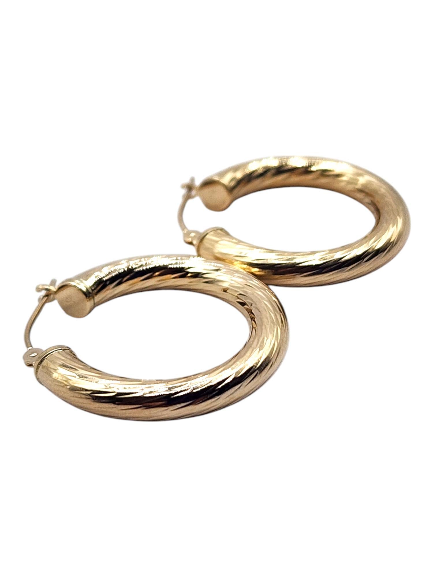 Créoles en or jaune 14 carats texturé cercle n° 20468 Bon état - En vente à Washington Depot, CT