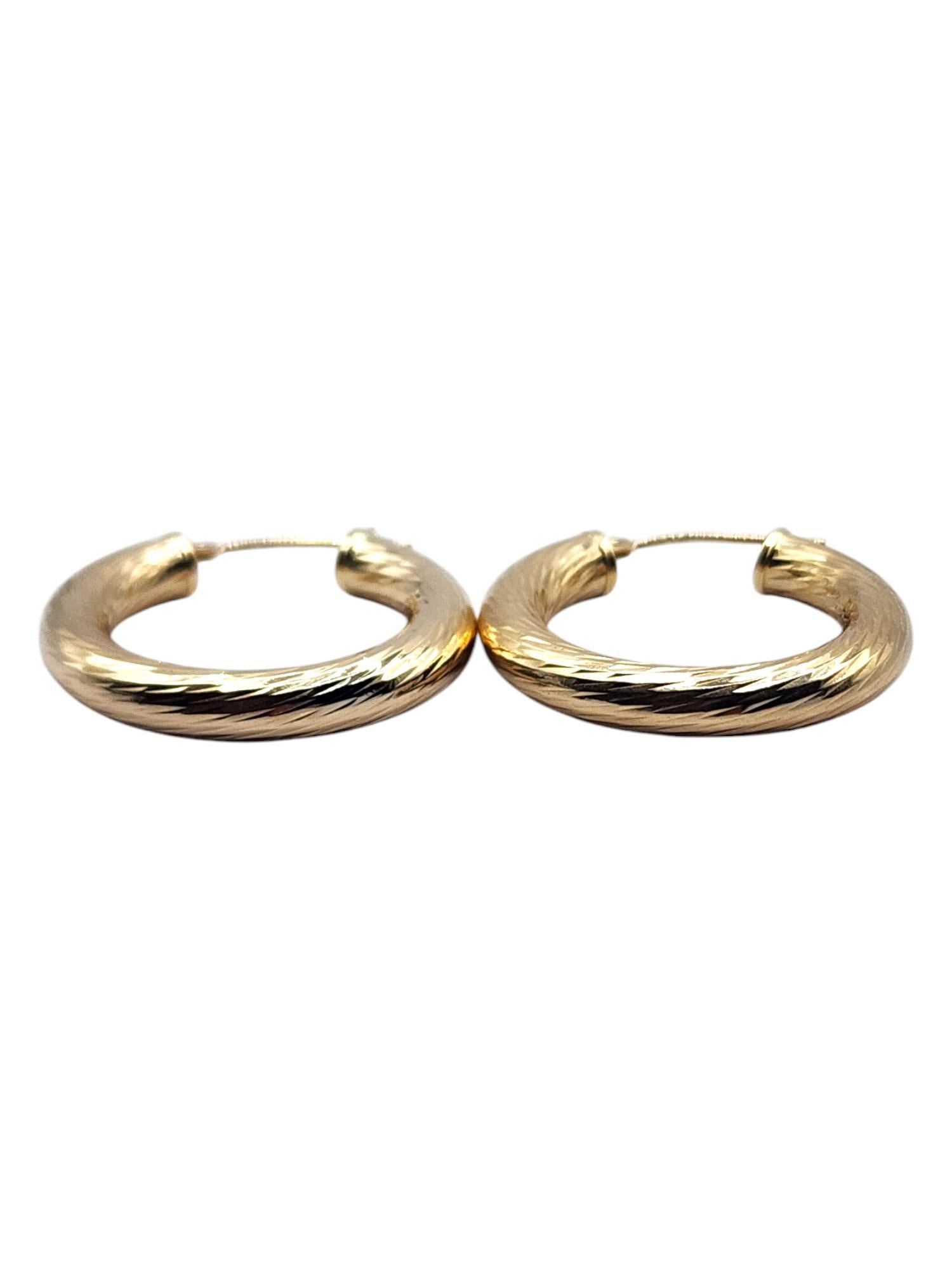 Créoles en or jaune 14 carats texturé cercle n° 20468 Pour femmes en vente