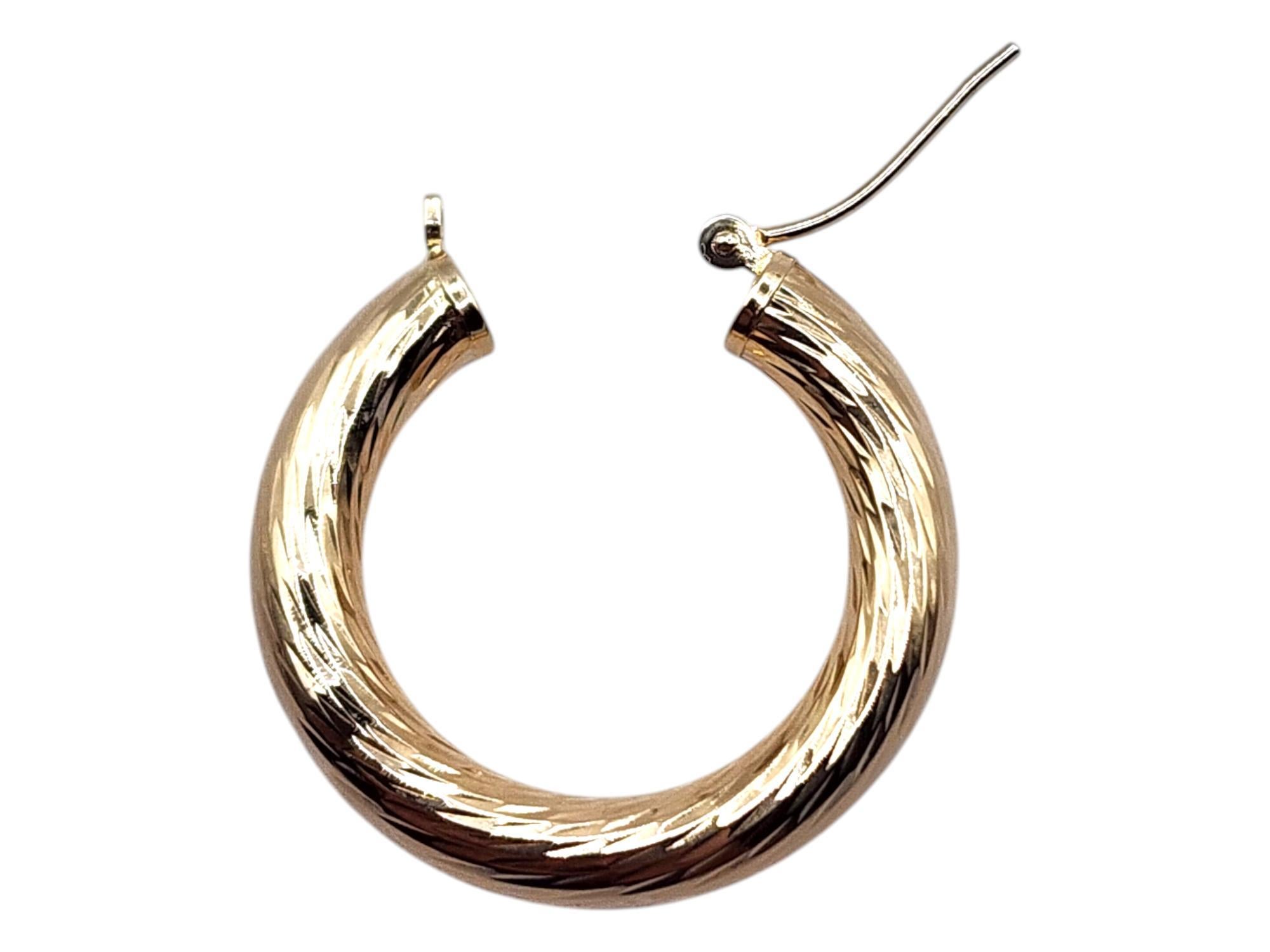 Créoles en or jaune 14 carats texturé cercle n° 20468 en vente 1